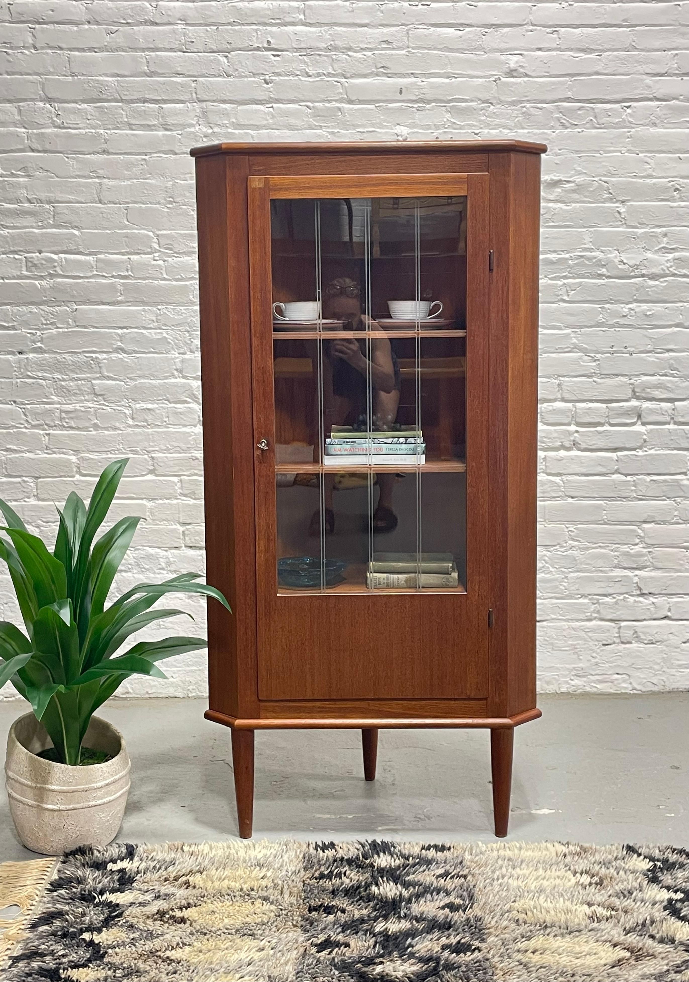 Libreria angolare in teak della metà del secolo scorso / mobile per le porcellane o per i liquori, Made in Danimarca, anni '60 circa. Perfetto per chi ha poco spazio, offre molto spazio per riporre i propri oggetti, ma si inserisce perfettamente in