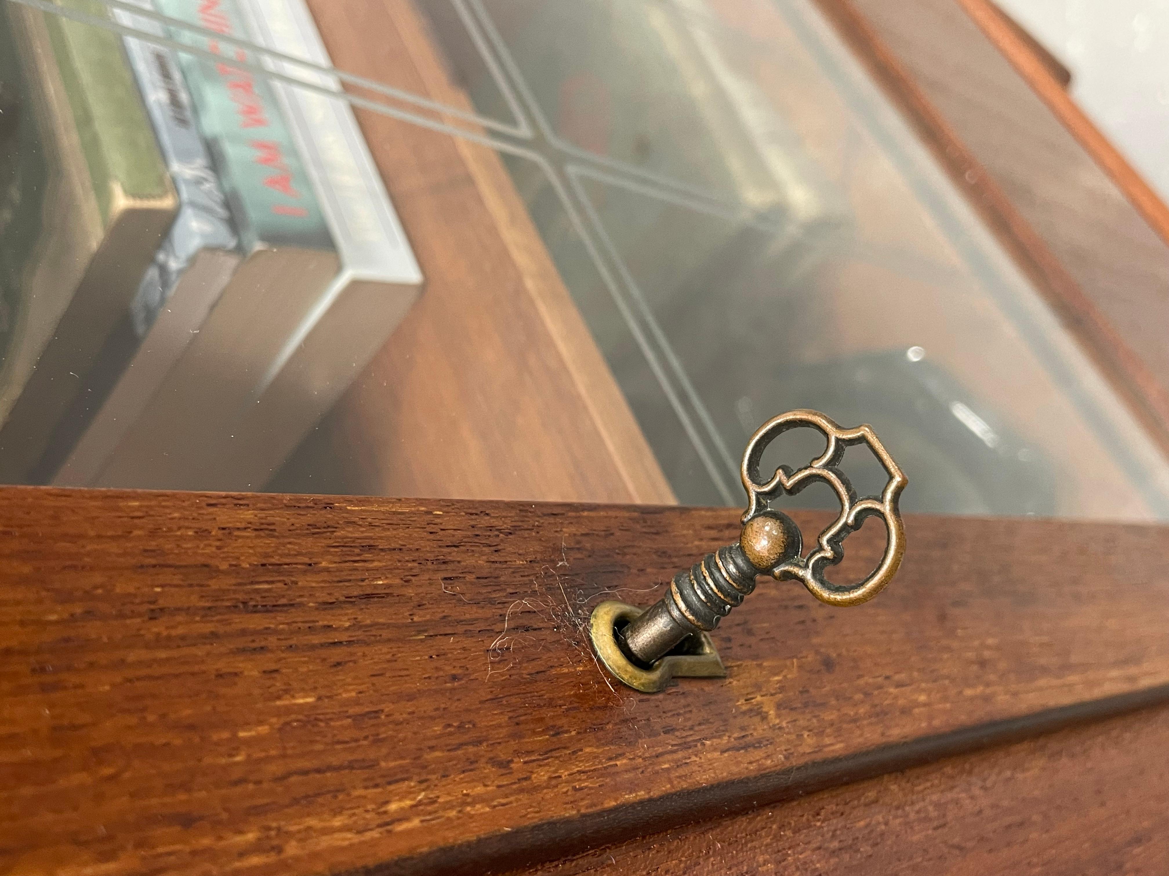 Armadietto da tavolo o per liquori in teak della metà del secolo scorso, Made in Denmark. c.C. 1960 in vendita 6