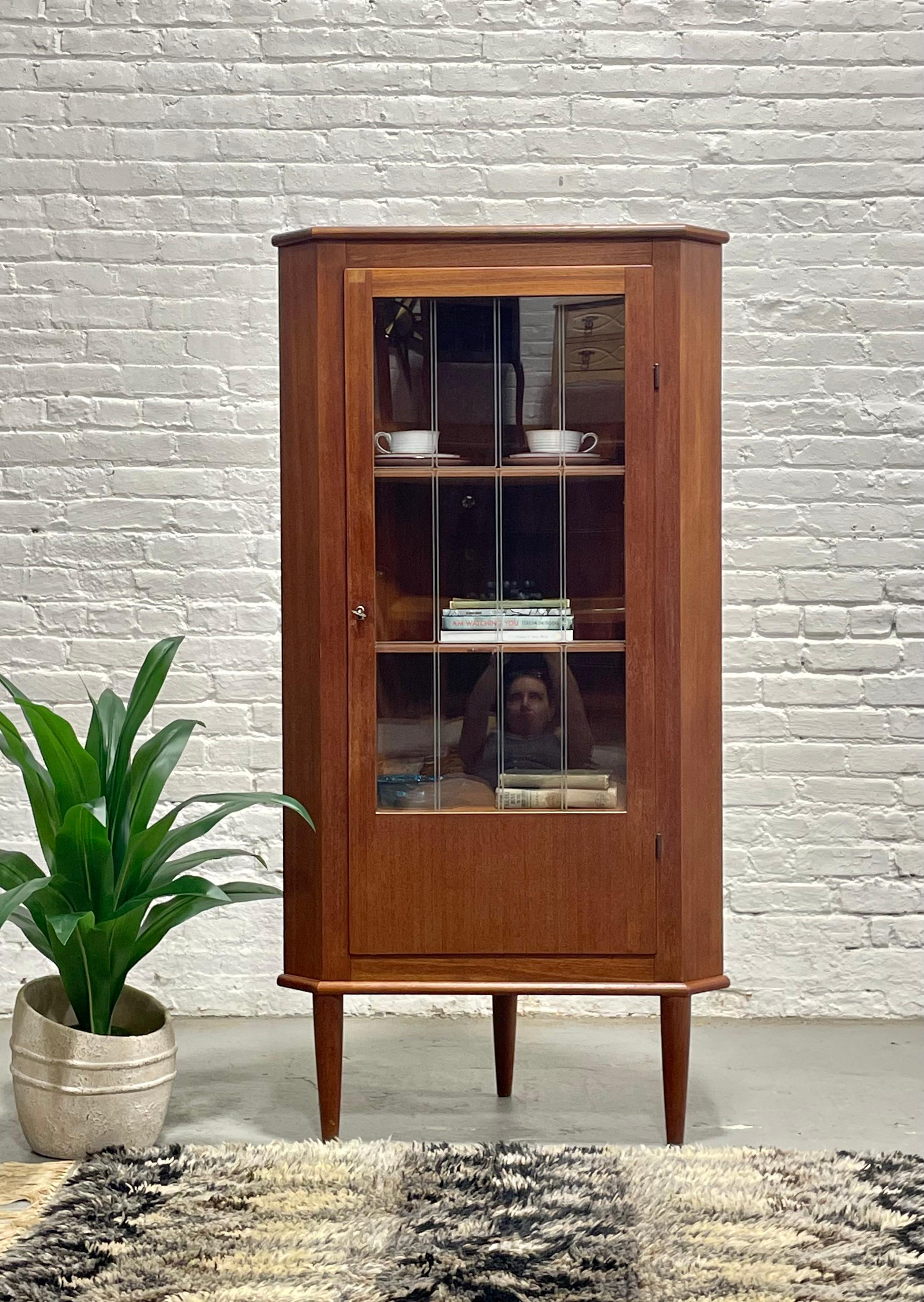 Armadietto da tavolo o per liquori in teak della metà del secolo scorso, Made in Denmark. c.C. 1960 in vendita 8