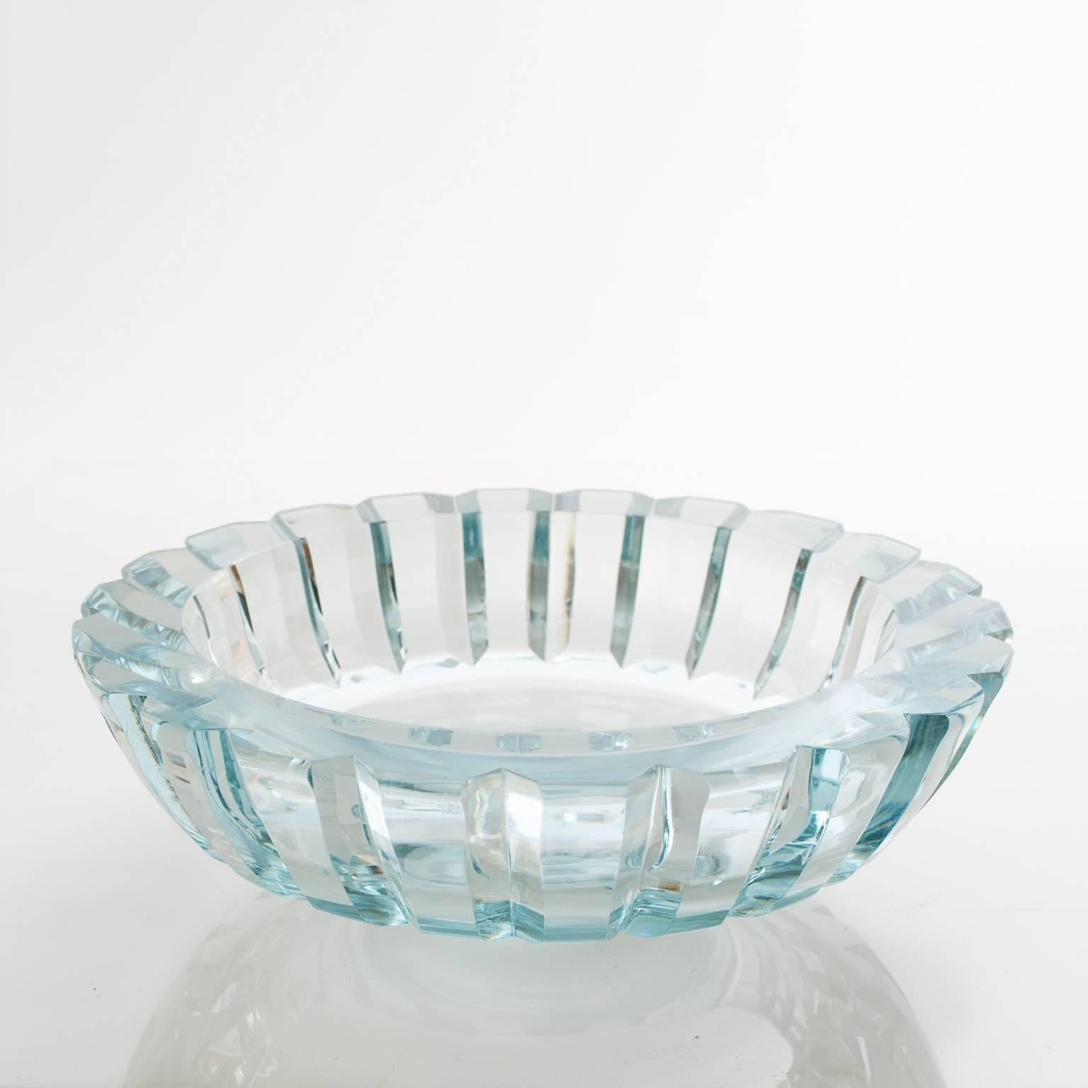 Scandinavian Modern faceted heavy crystal pale blue bowl from Kosta, Sweden, circa 1950.
Height: 3