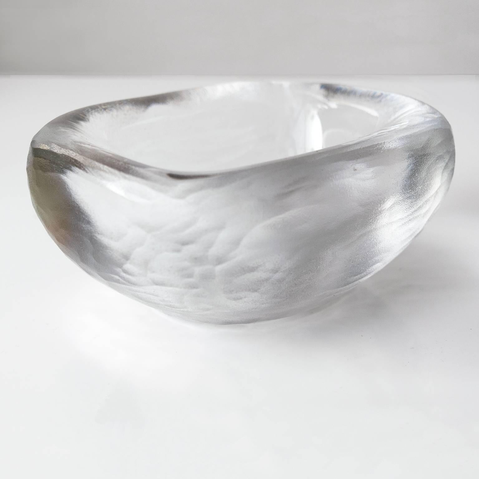 A Scandinavian Modern battuto technique crystal bowl by Swedish designer Vicke Lindstrand for Orrefors. This bowl is from Lindstrand's 