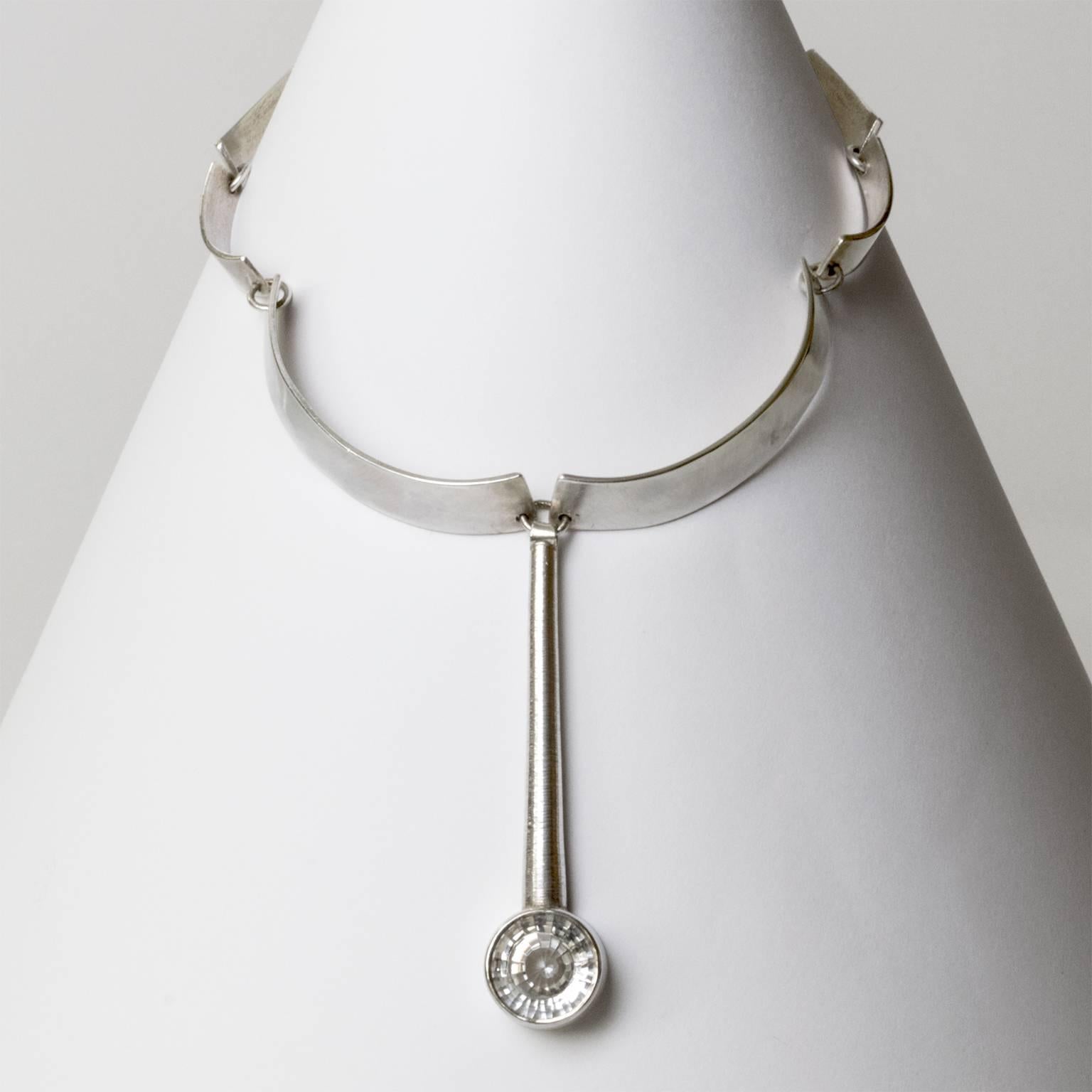 Scandinavian modern silver necklace on curved link chain and a rock crystal pendant. Designed by Alstrom, Stockholm, Sweden, 1960s.
Chain length: 14