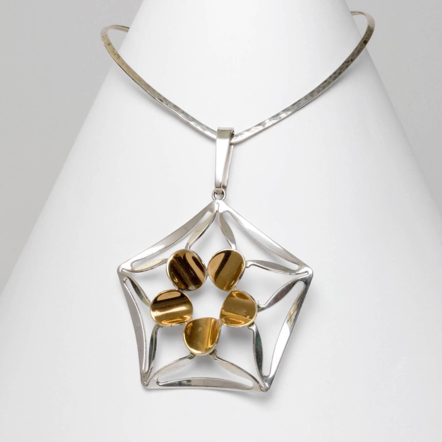 A silver necklace with pentagonal pendant with gilded details. Designed by K.E. Palmberg for Alton, Falkoping, Sweden.
Diameter: 5