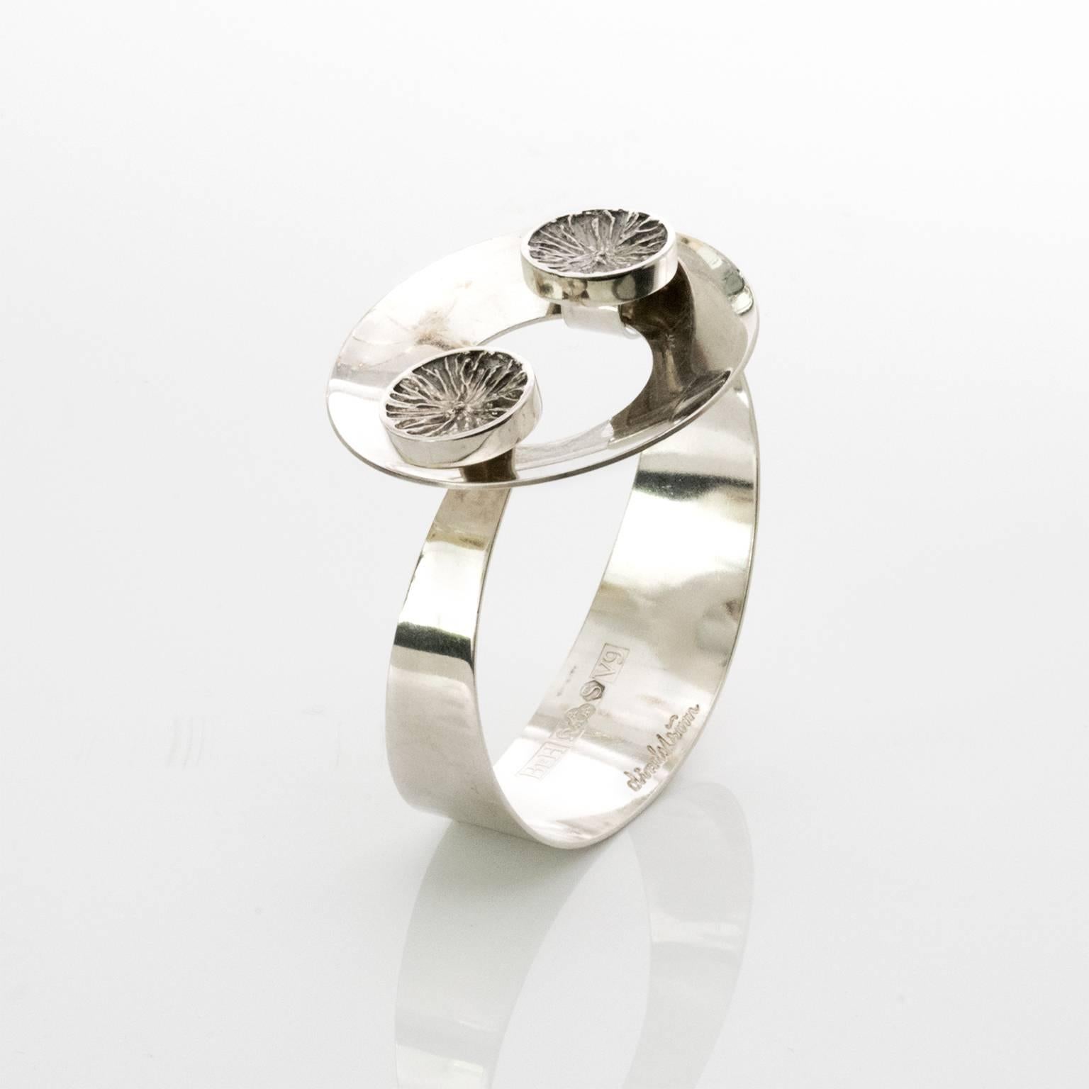 Scandinavian modern silver bracelet with disk closure clasp. Designed by Åke Lindström for Bengt Hallberg, 1971, Sweden.
Measures: Width: 2.5