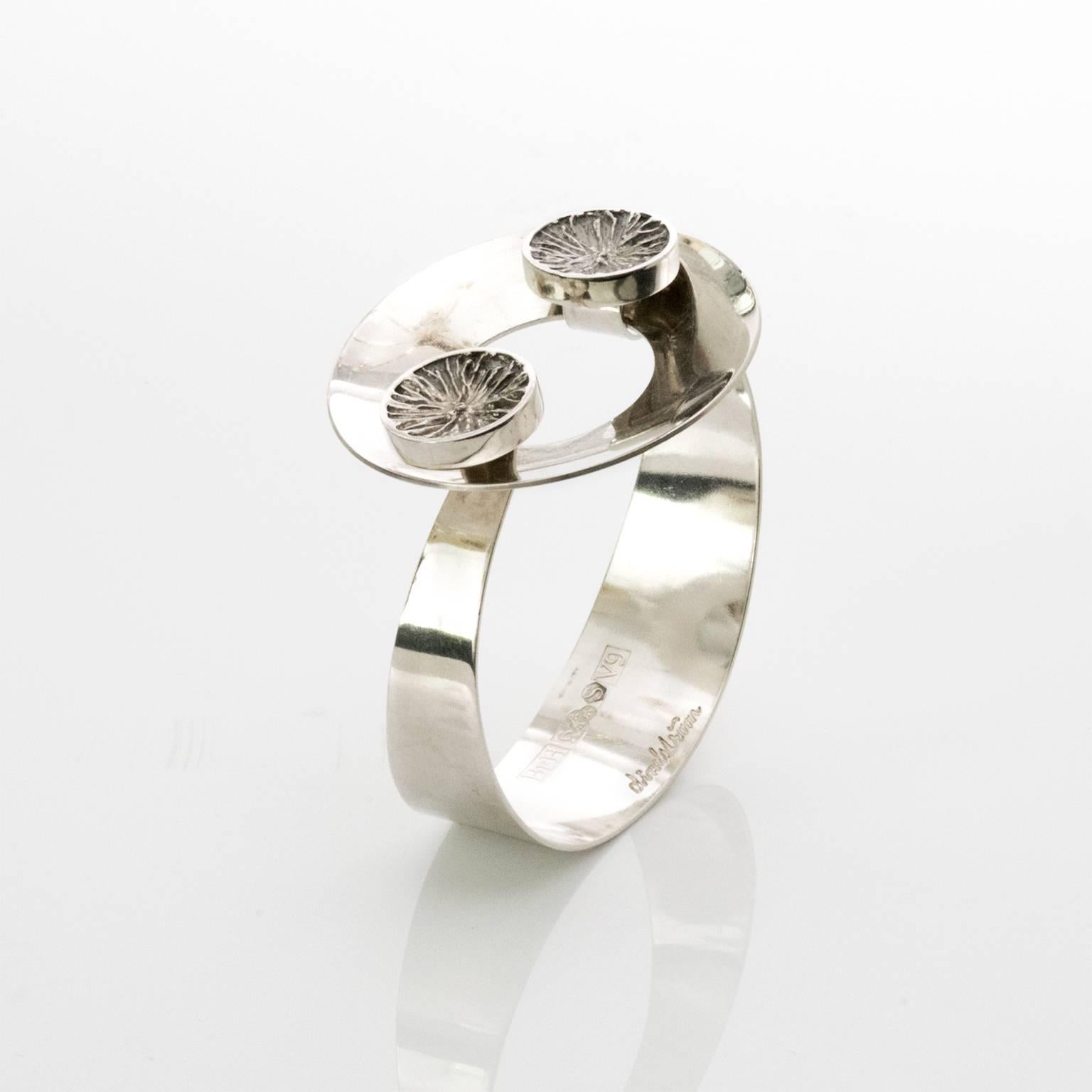 Bracelet moderne scandinave en argent avec fermoir à disque. Conçu par Åke Lindström pour Bengt Hallberg, 1971, Suède.
Mesures : Largeur : 2,5