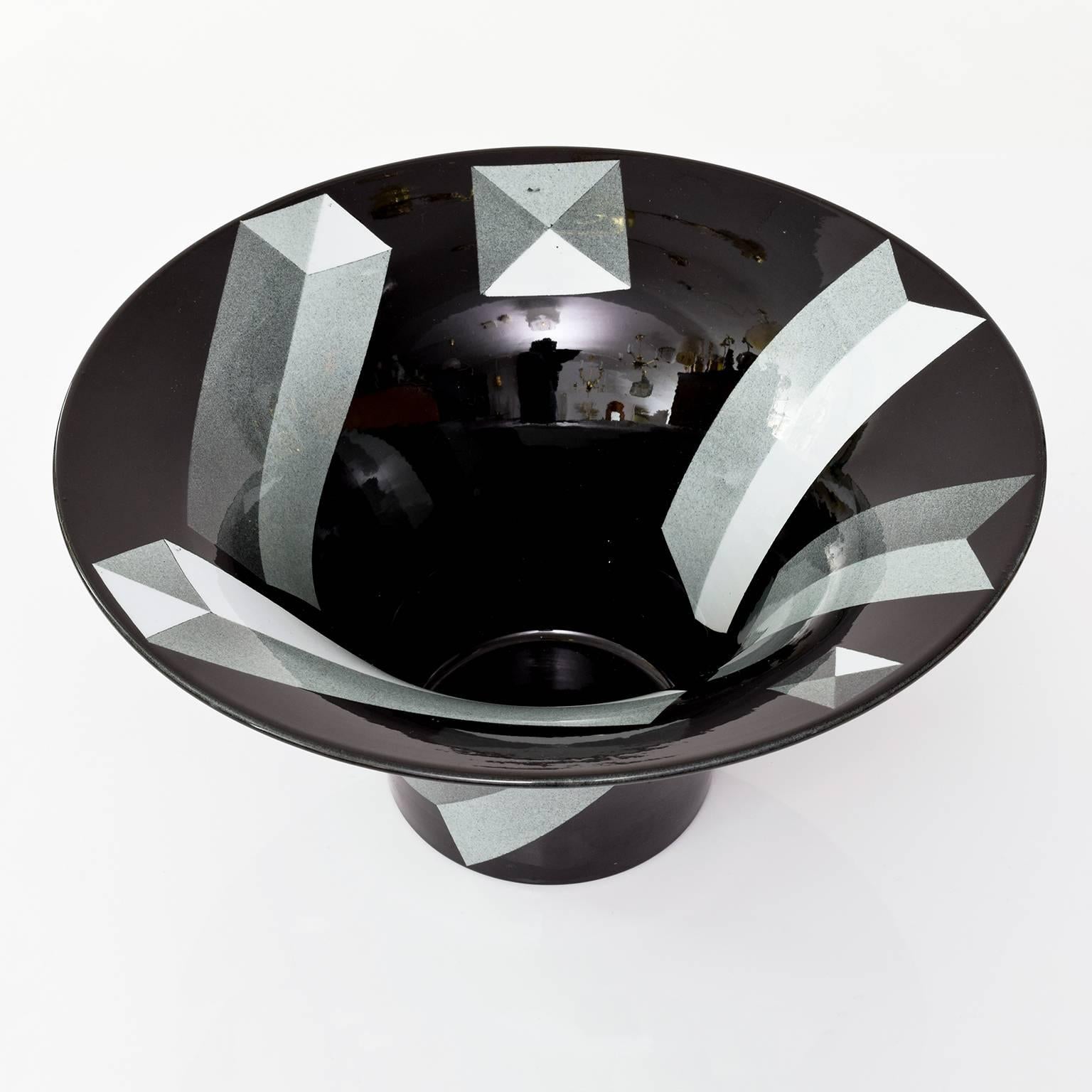 Scandinavian Modern Rolf Sinnemark Porcelain Postmodern Bowl, Rörstrand In Excellent Condition In New York, NY
