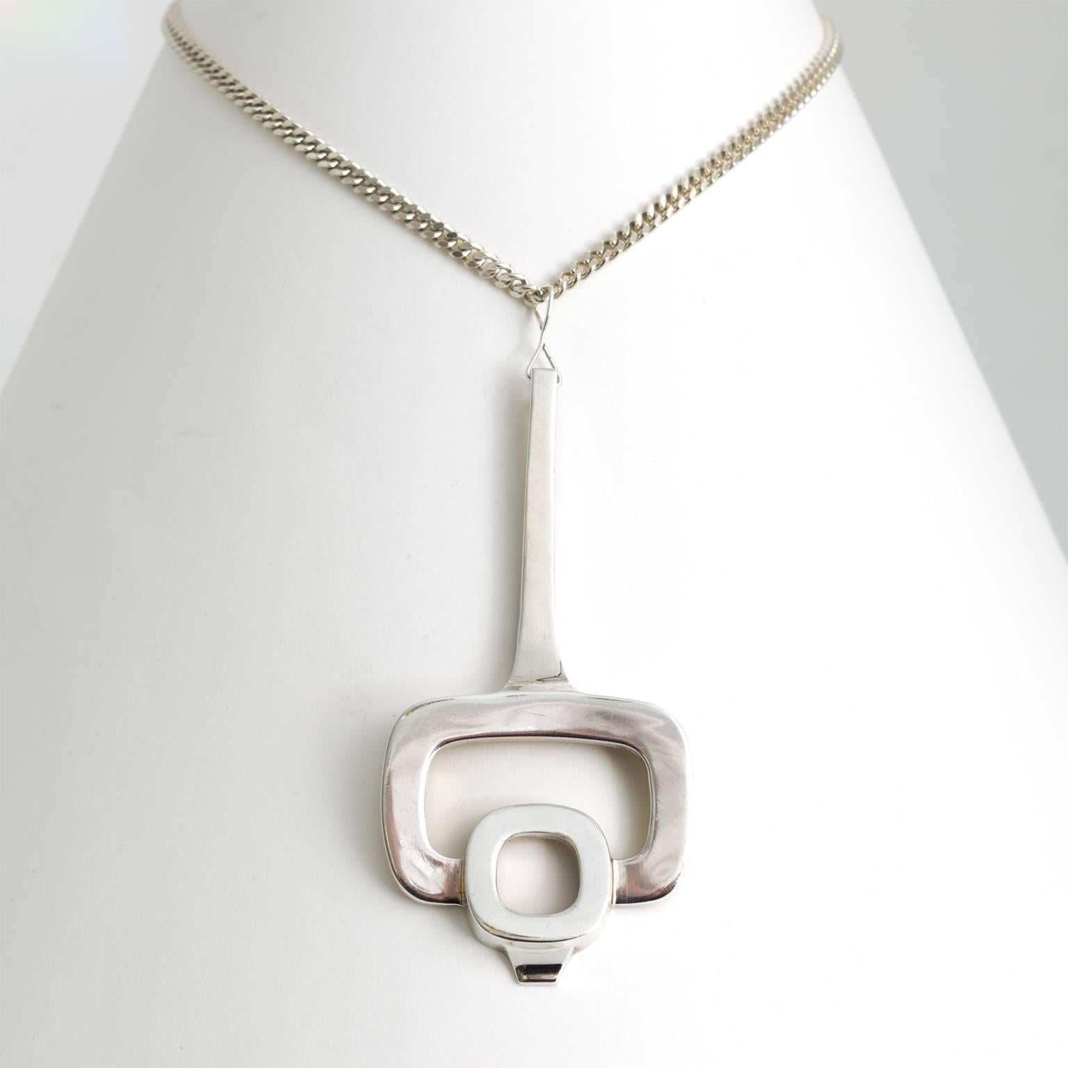 Scandinavian Modern Silver pendant by Owe Johansson, Hopeajaloste OY In Excellent Condition For Sale In New York, NY