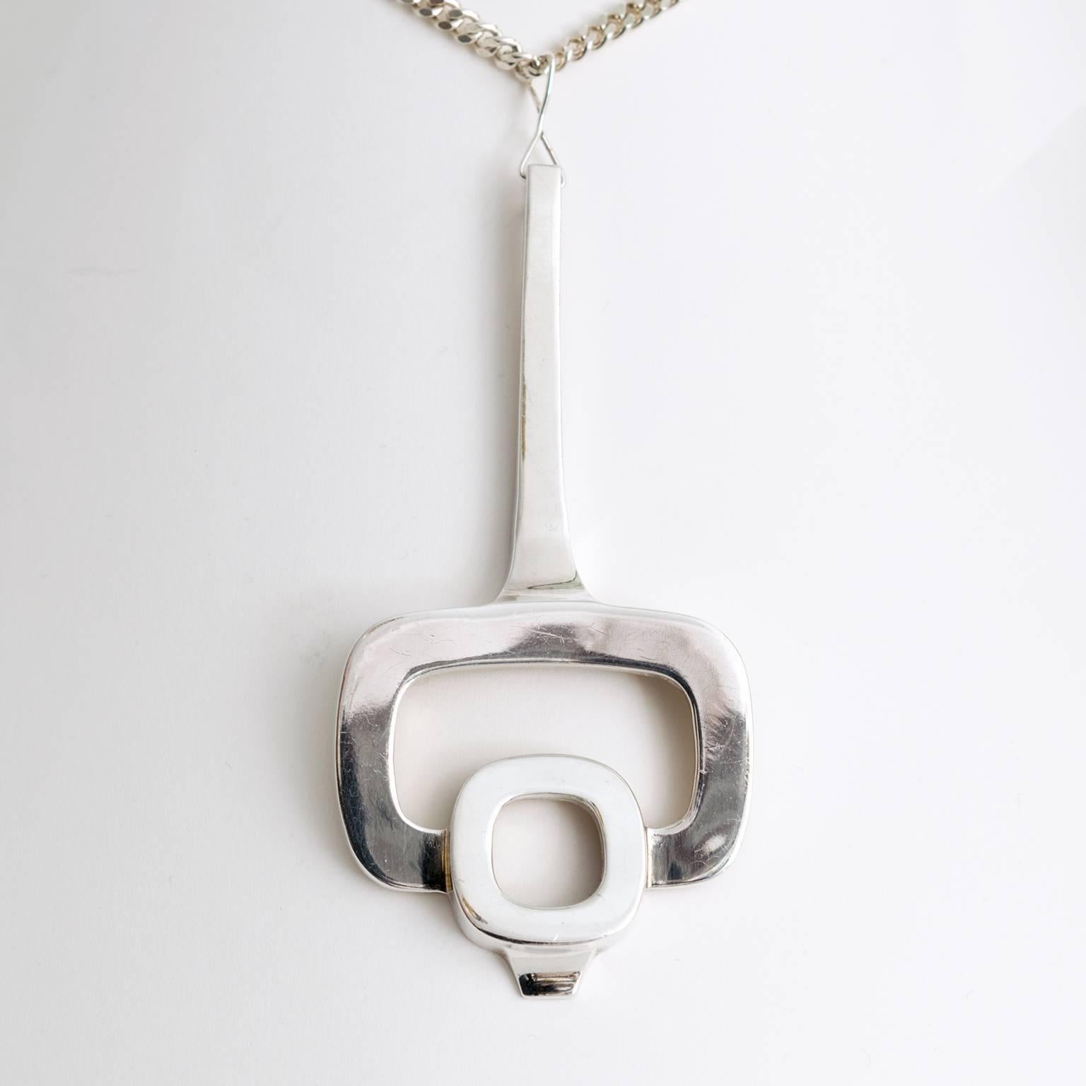 A finnish silver pendant on a silver chain by Owe Johansson for Hopeajaloste OY, Helsinki, Finland, circa 1960.
 
Chain length: 27