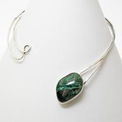 Collar moderno escandinavo de plata de ley de Issac Cohen con piedra verde