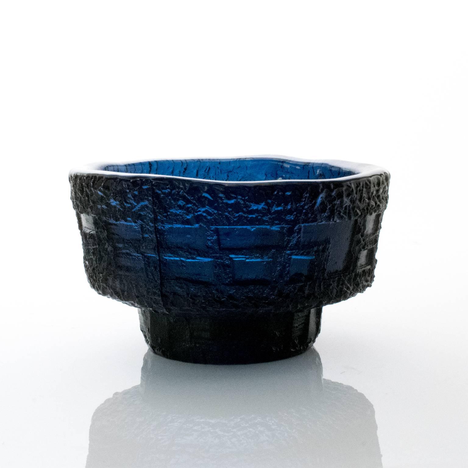 Scandinavian Modern Mid-Century cast deep blue glass bowl by Gote Augustsson for Ruda, circa 1960s.
 
Measures: Height 5