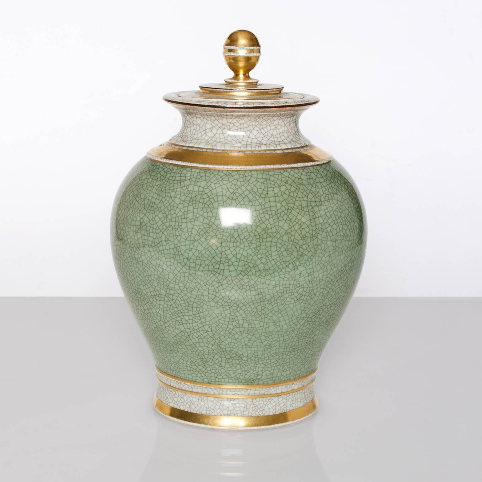 Scandinavian Modern large oval form Royal Copenhagen ceramic vase in green and white (craquelure) crackle glaze and detailed in gold. Made in Denmark, circa 1940s.
 
Measures: Height 13.5