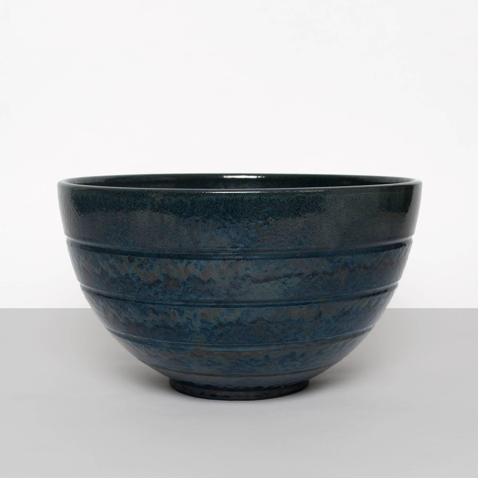 Large Scandinavian Modern ceramic bowl by Jerk Werkmäster for Nittsjo in midnight blue glaze. Signed on bottom made between 1937-42.
Diameter: 12", Height: 7".
