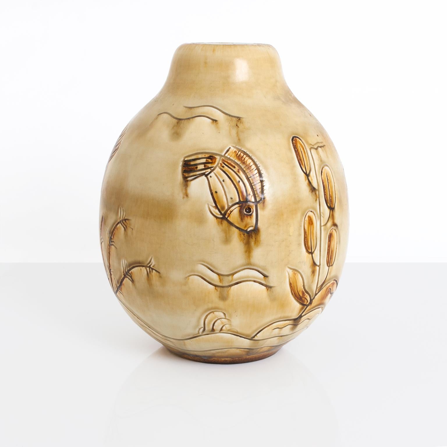 Große skandinavisch-moderne Art-déco-Vase aus Keramik von Gertrud Lonegren für Rorstrand. Diese Vase stellt eine Unterwasserszene mit verschiedenen Fischen und Pflanzen dar. Ihre Werke sind bekannt für ihre strukturierten Oberflächen in Kombination