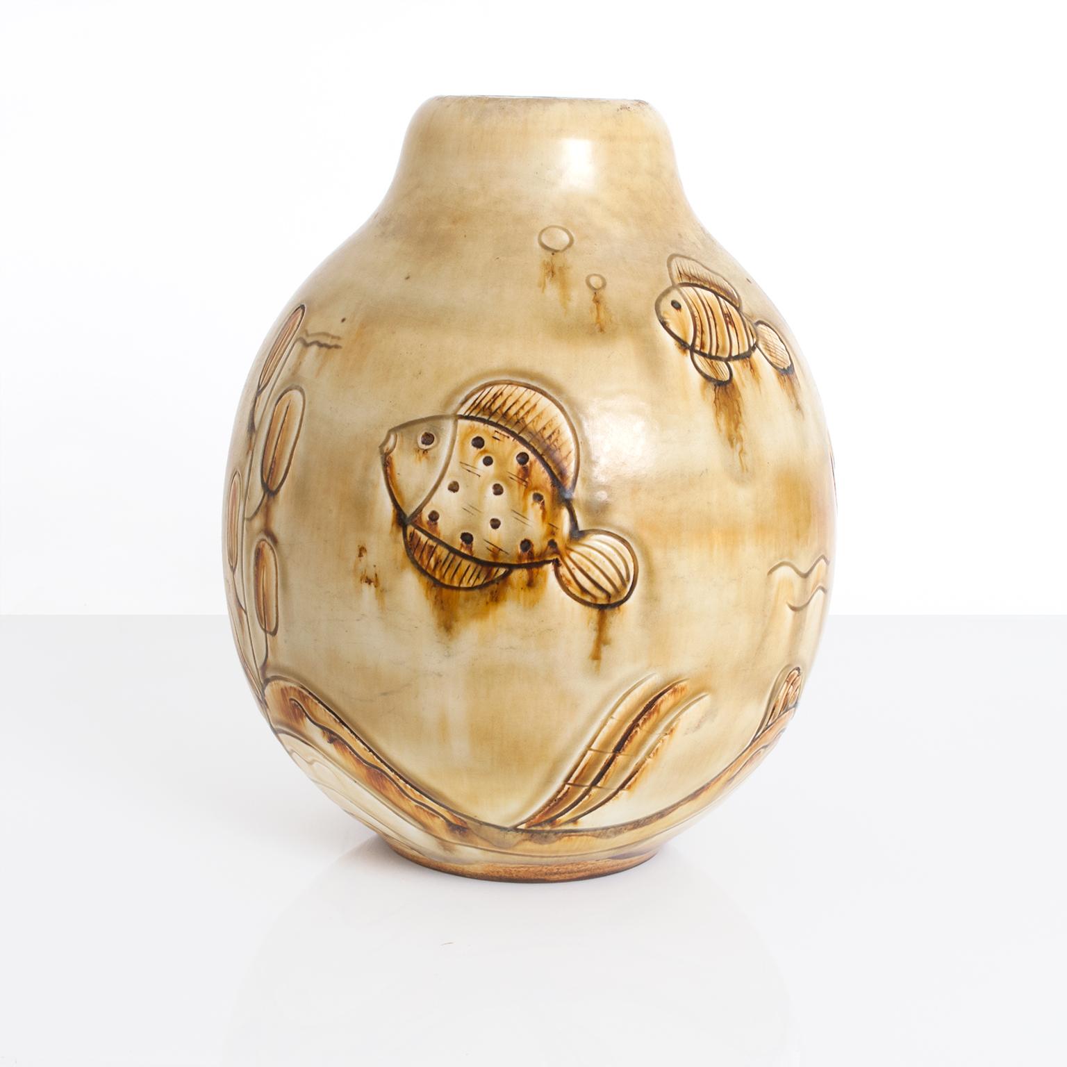 Große skandinavische moderne Art-Déco-Vase von Gertrud Lonegren mit Fischen und Pflanzen (Skandinavische Moderne) im Angebot