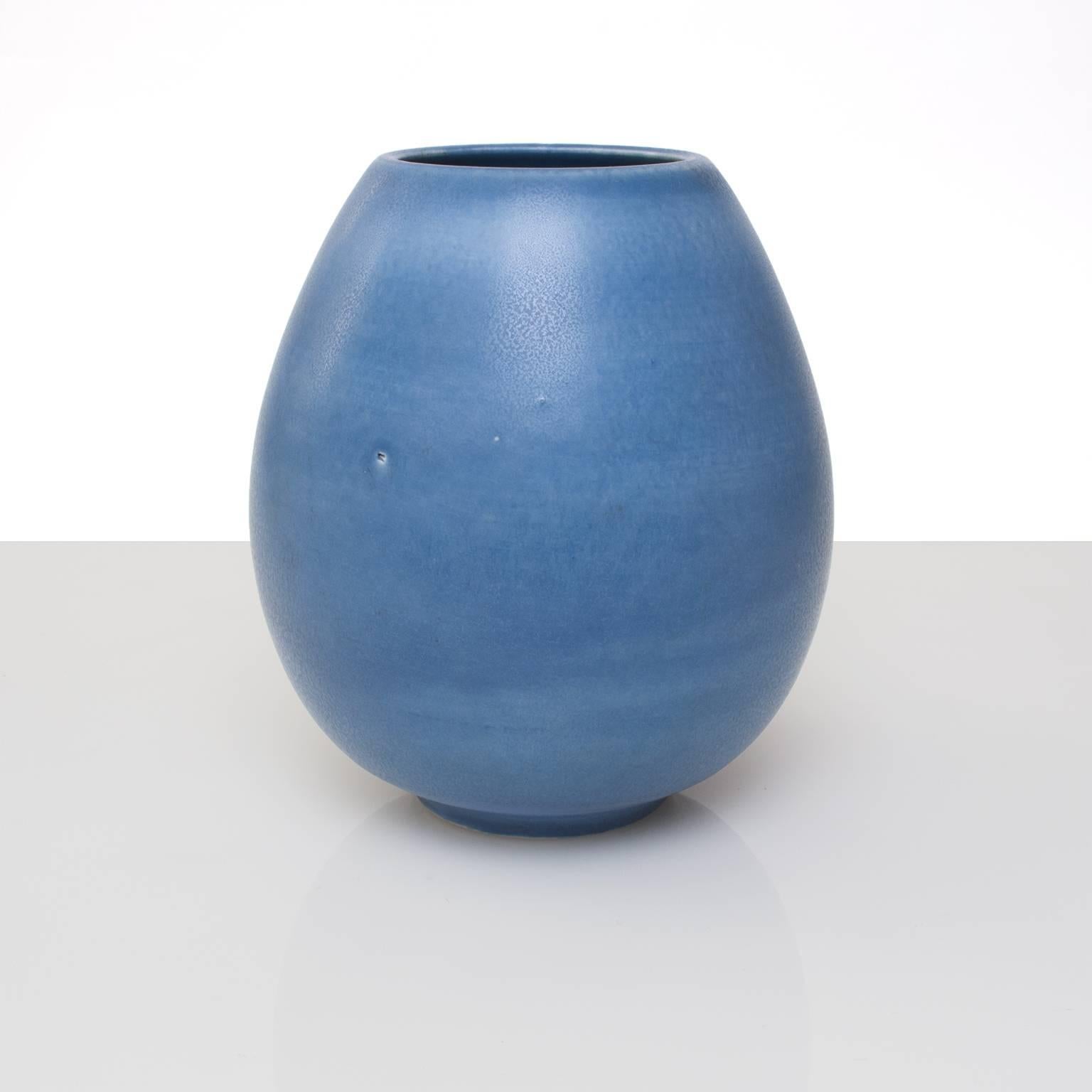 Schwedische Vase aus blauer Keramik im Art déco-Stil von Gertrud Lonegren 3