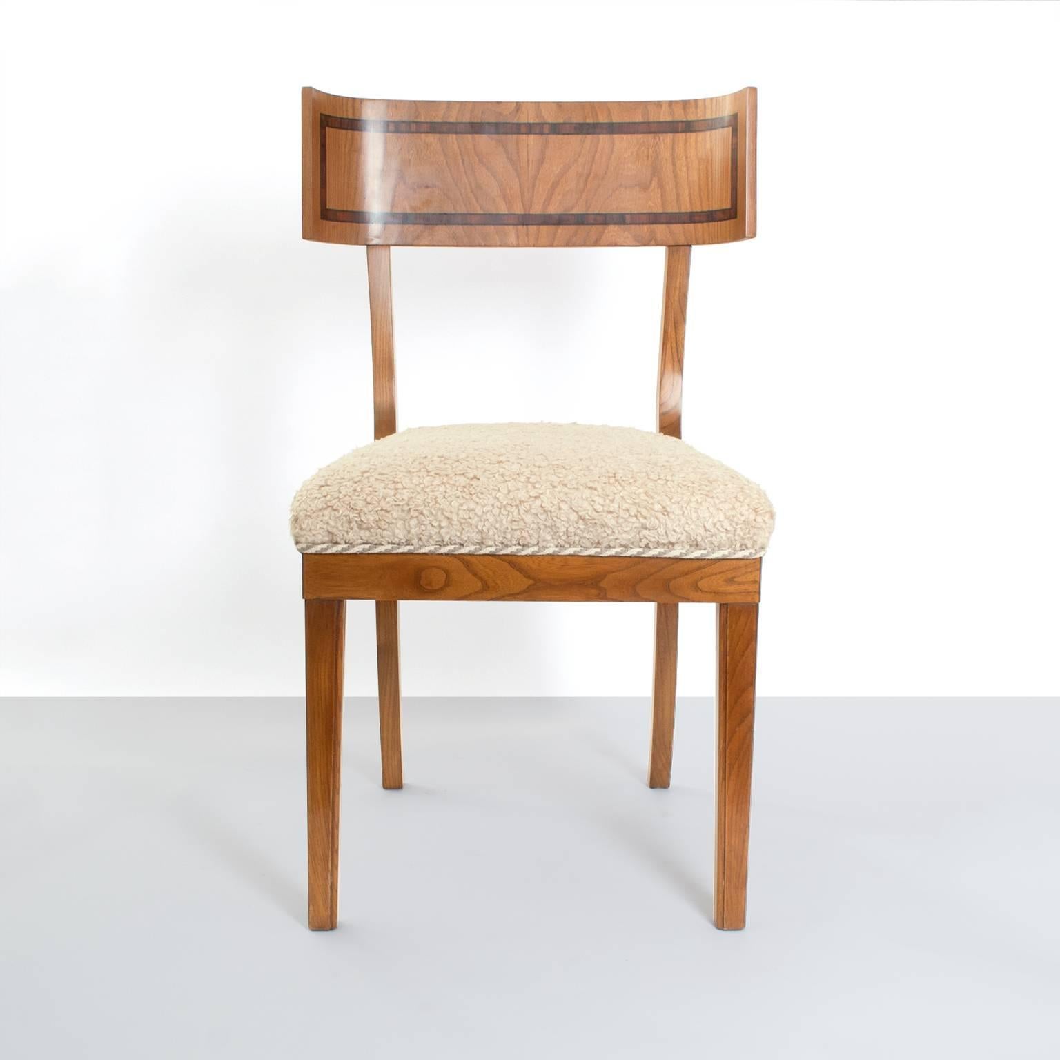 Scandinavian Modern Klismos Dining Chairs in Elm Set of Six In Excellent Condition In New York, NY