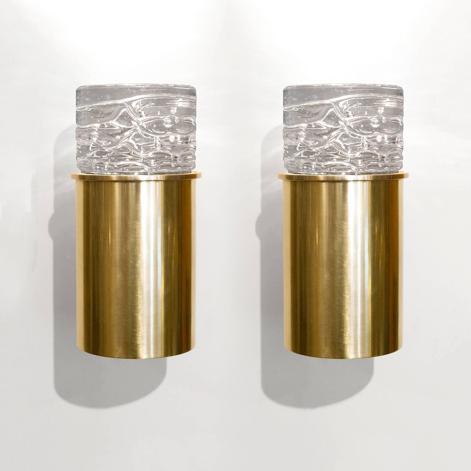 Skandinavische Moderne Zylindrische Wandleuchten aus poliertem Messing mit massiven Kristallaufsätzen (Schwedisch) im Angebot