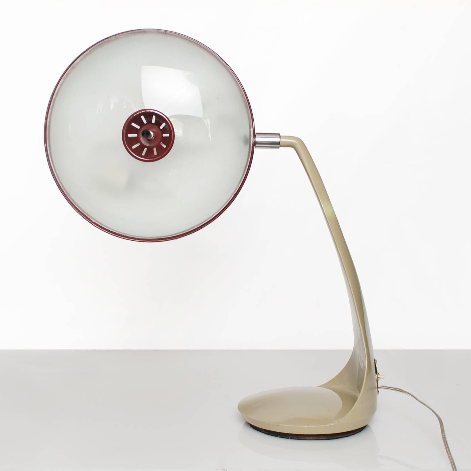 Mid-Century Modern Lupela Desk Lamp in Rare Red Color, Spain, 1950s In Excellent Condition In New York, NY