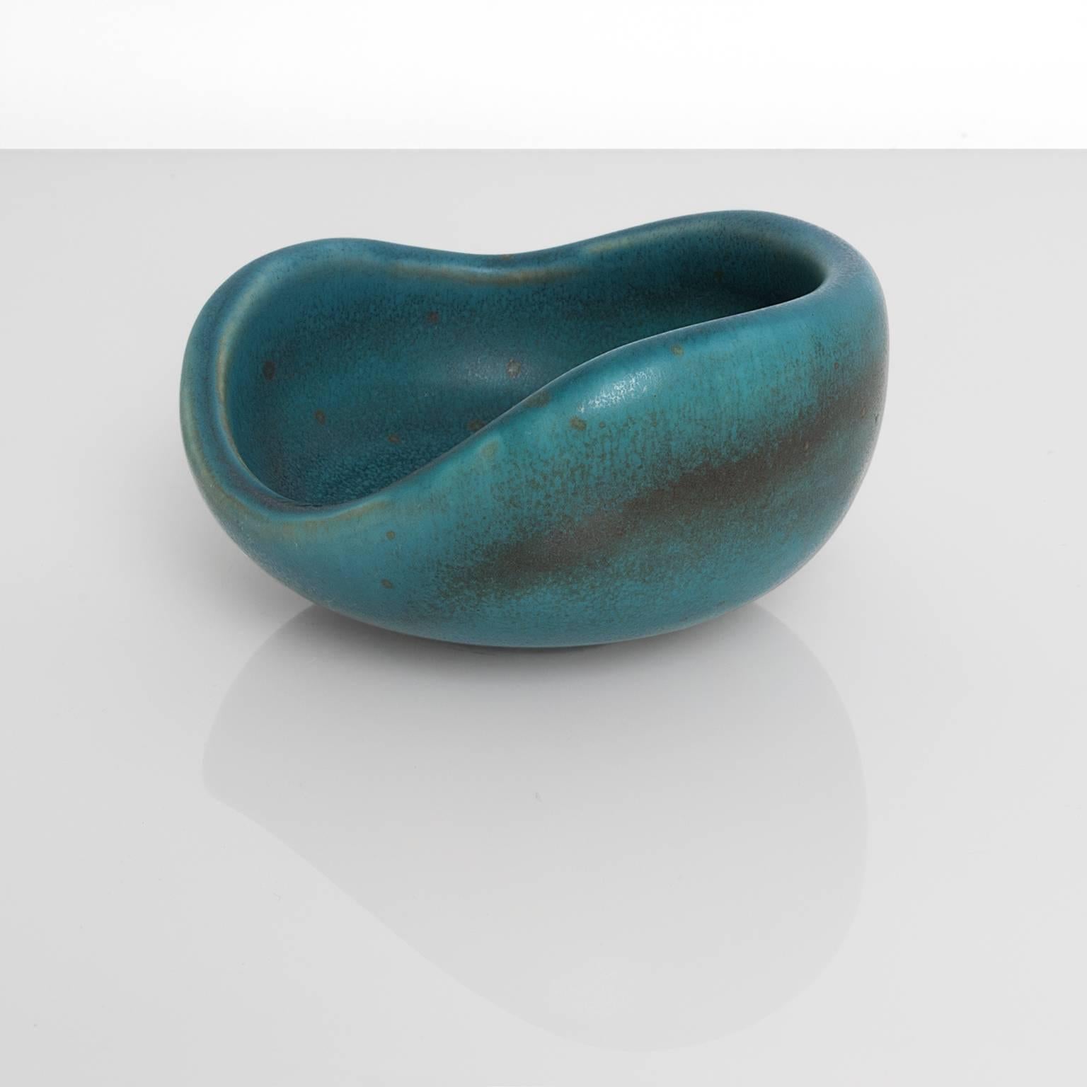 A small Scandinavian Modern organic shaped Mid-Century Modern bowl by Gertrud Lönegren for Rörstrand. The bowl has Cerulean blue modeled glaze which highlights it soft form. Measures: Diameter 4.25