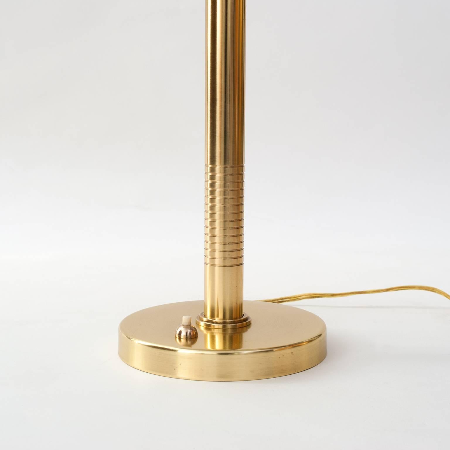 Skandinavische moderne Lampe aus poliertem Messing von Bertil Brisborg für Bohlmarks (Skandinavische Moderne) im Angebot