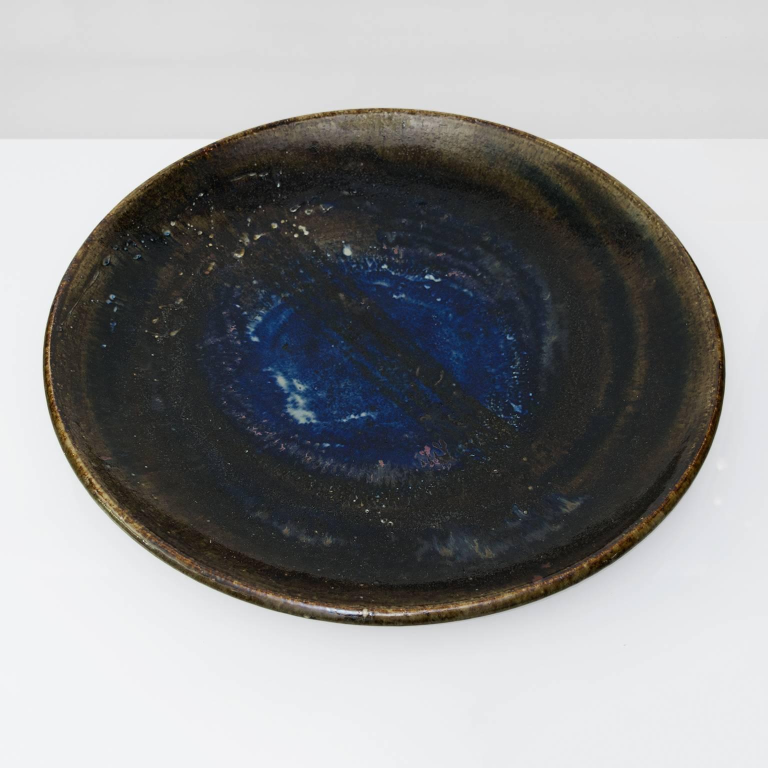 A very large Scandinavian Modern Rörstrand hand thrown studio bowl or platter by Bertil Lundgren with a cobalt and earthy brown glaze. Signed on the bottom.

Measures: Diameter 24.75", height 3".