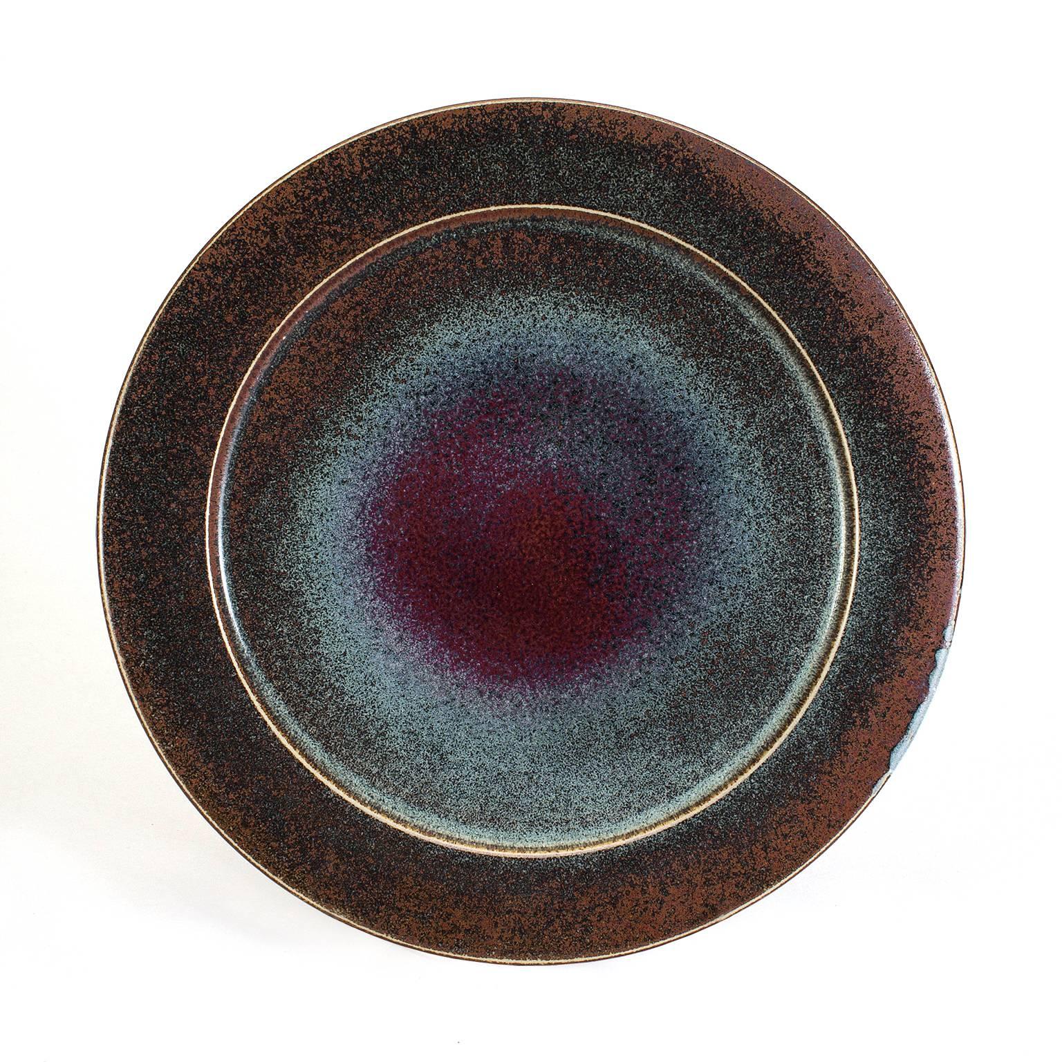 Scandinavian Modern Stig Lindberg ceramic studio charger for Gustavsberg. Signed and dated 1981. 

Measures: Diameter 16.75",
height 1.5".