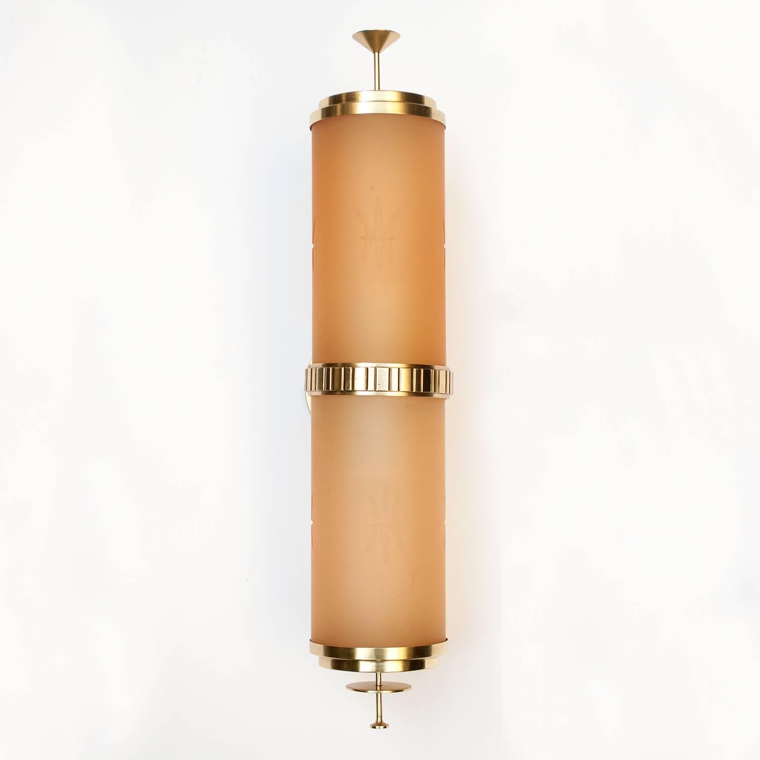 A large Scandinavian Modern, Swedish Art Deco wall sconce with double etched amber glass shades. The sconce has two sockets (newly rewired for the USA) and polished and lacquered brass frames and circular backplates. Maker unknown possibly Orrefors