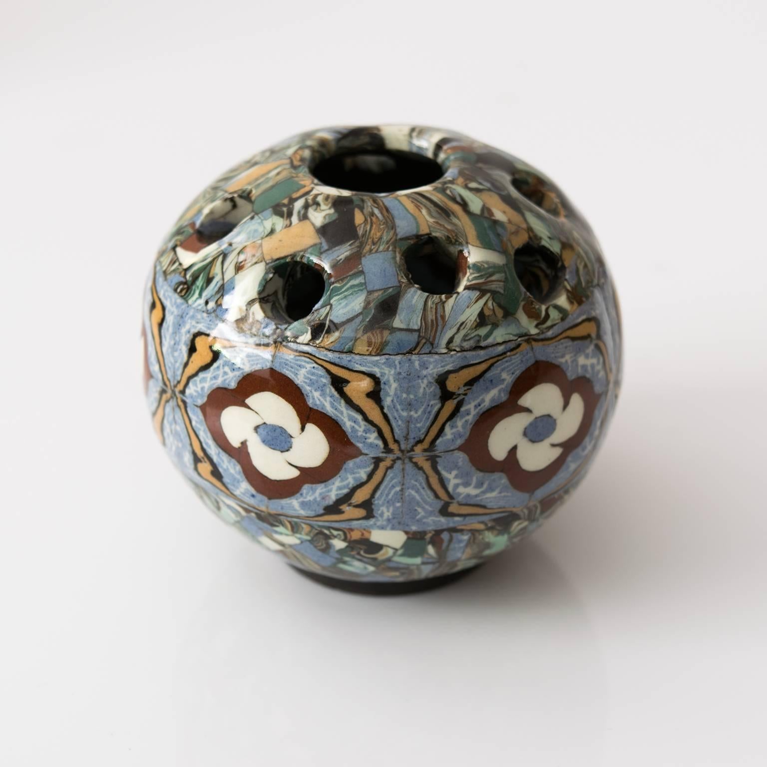 Argile Groupe de trois vases français en mosaïque d'argile de Vallauris par le céramiste Jean Gerbino en vente