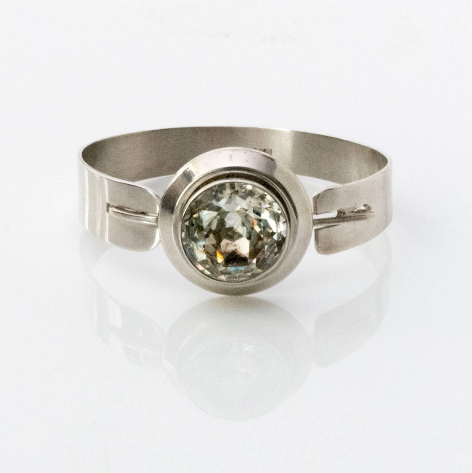 A Scandinavian Modern silver bracelet with mounted round faceted rock crystal. Designed by Georg Kaplan, Stockholm, Sweden, 1966s.
Measures: Diameter 2.25