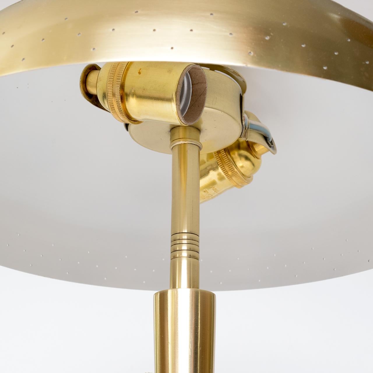 Skandinavische Moderne Itsu Finnland Tischlampe aus Messing im Zustand „Gut“ im Angebot in New York, NY