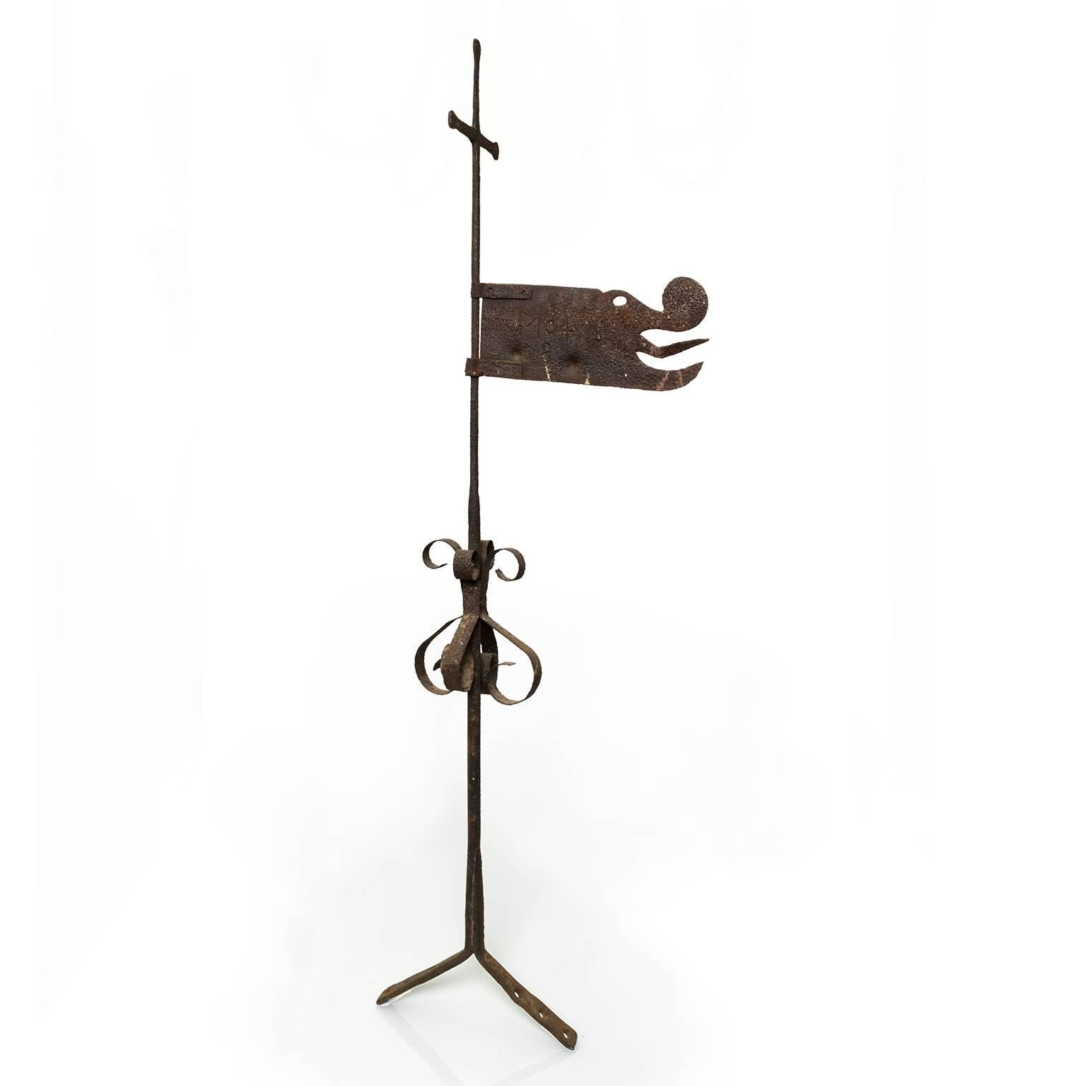 Girouette suédoise en métal (fer) représentant une tête de dragon sur une tige en forme d'épée. La date 