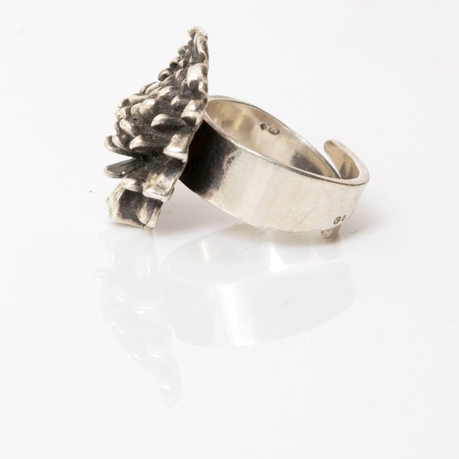 Scandinavian Modern Silver ring by Pentti Sarpaneva, Åbo, 1972 In Excellent Condition For Sale In New York, NY