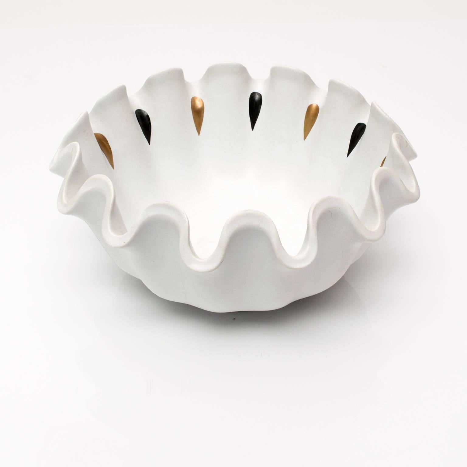 A Scandinavian Modern ceramic bowl from the "Carrara" line from Gustavsberg, Sweden, circa 1940, designed by Wilhelm Kage.
 
Measures: Diameter: 9.5", height: 4.5".
   