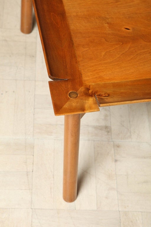 Table basse en teck datant de la fin du XIXe siècle. Angles façonnés sur pieds ronds avec traverses.