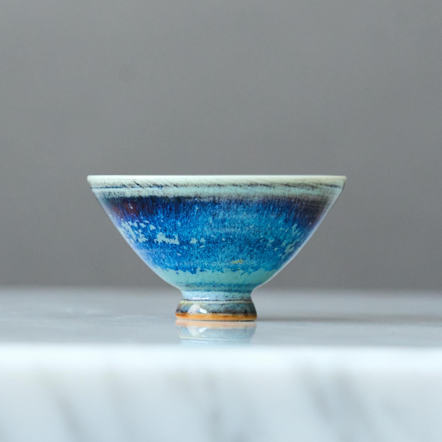 A beautiful miniature stoneware bowl with amazing glossy 'aniara' glaze.
Made by master thrower Berndt Friberg, in the artist's studio at Gustavsberg, Sweden, 1960s.

Great condition. 
Incised signature 'Friberg' and Gustavsberg studio hand.

Berndt