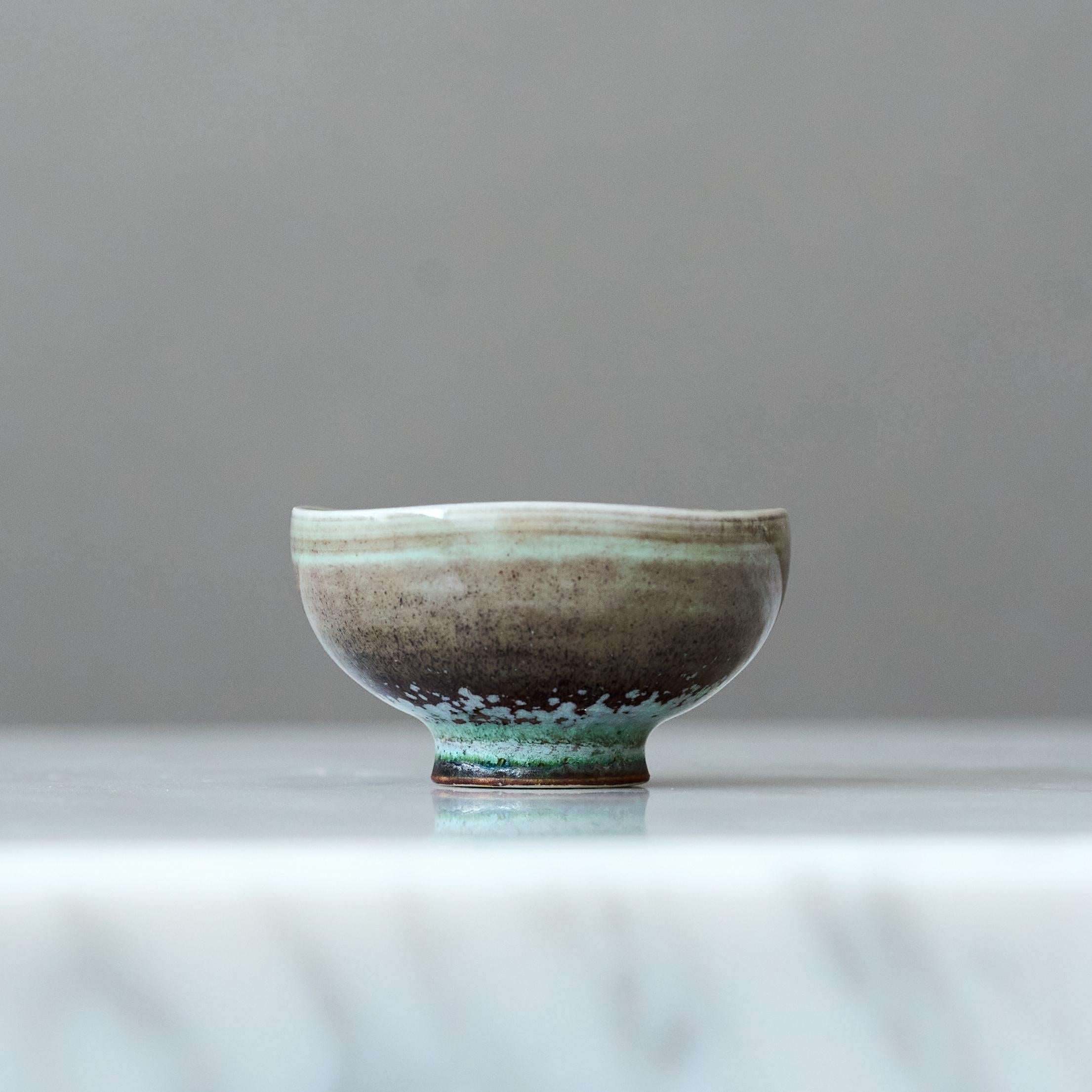 A beautiful miniature stoneware bowl with amazing glossy 'aniara' glaze.
Made by master thrower Berndt Friberg, in the artist's studio at Gustavsberg, Sweden, 1960s.

Great condition. 
Incised signature 'Friberg' and Gustavsberg studio hand.

Berndt