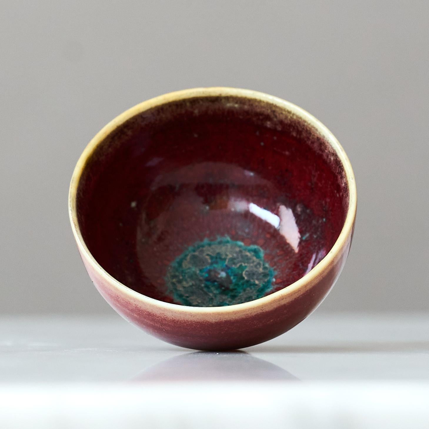 Scandinavian Modern Red Stoneware Miniature Bowl by Berndt Friberg. Gustavsberg, Sweden, 1960s For Sale