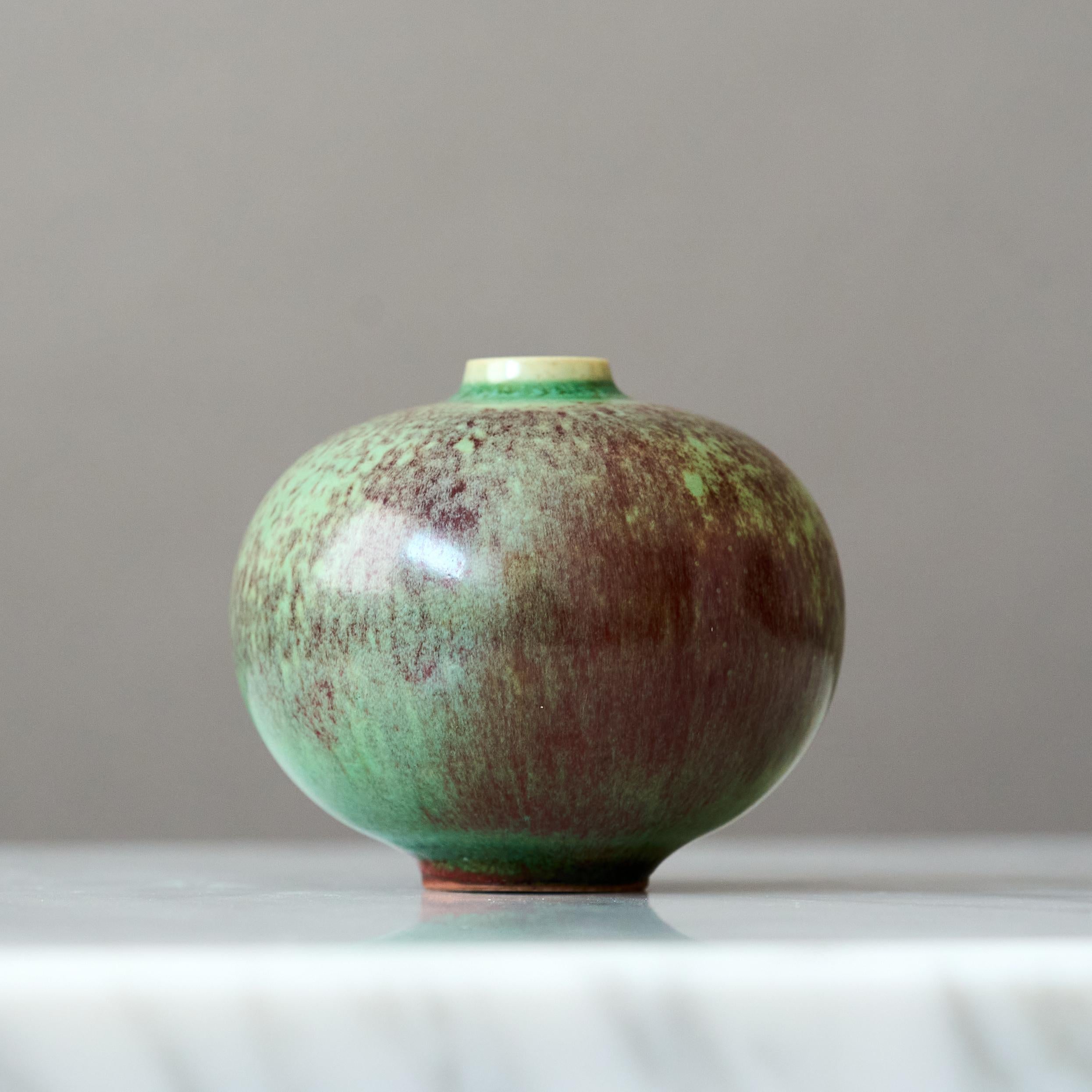 Green & Red Stoneware Miniature Vase by Berndt Friberg. Gustavsberg Sweden 1960s In Good Condition For Sale In Malmö, SE