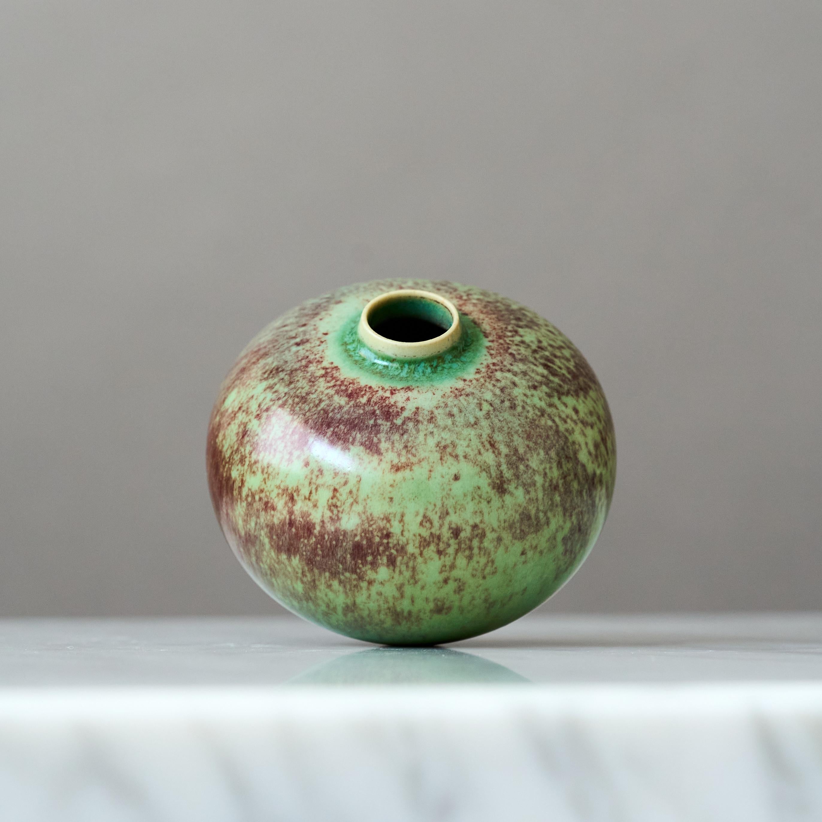 Scandinavian Modern Green & Red Stoneware Miniature Vase by Berndt Friberg. Gustavsberg Sweden 1960s For Sale