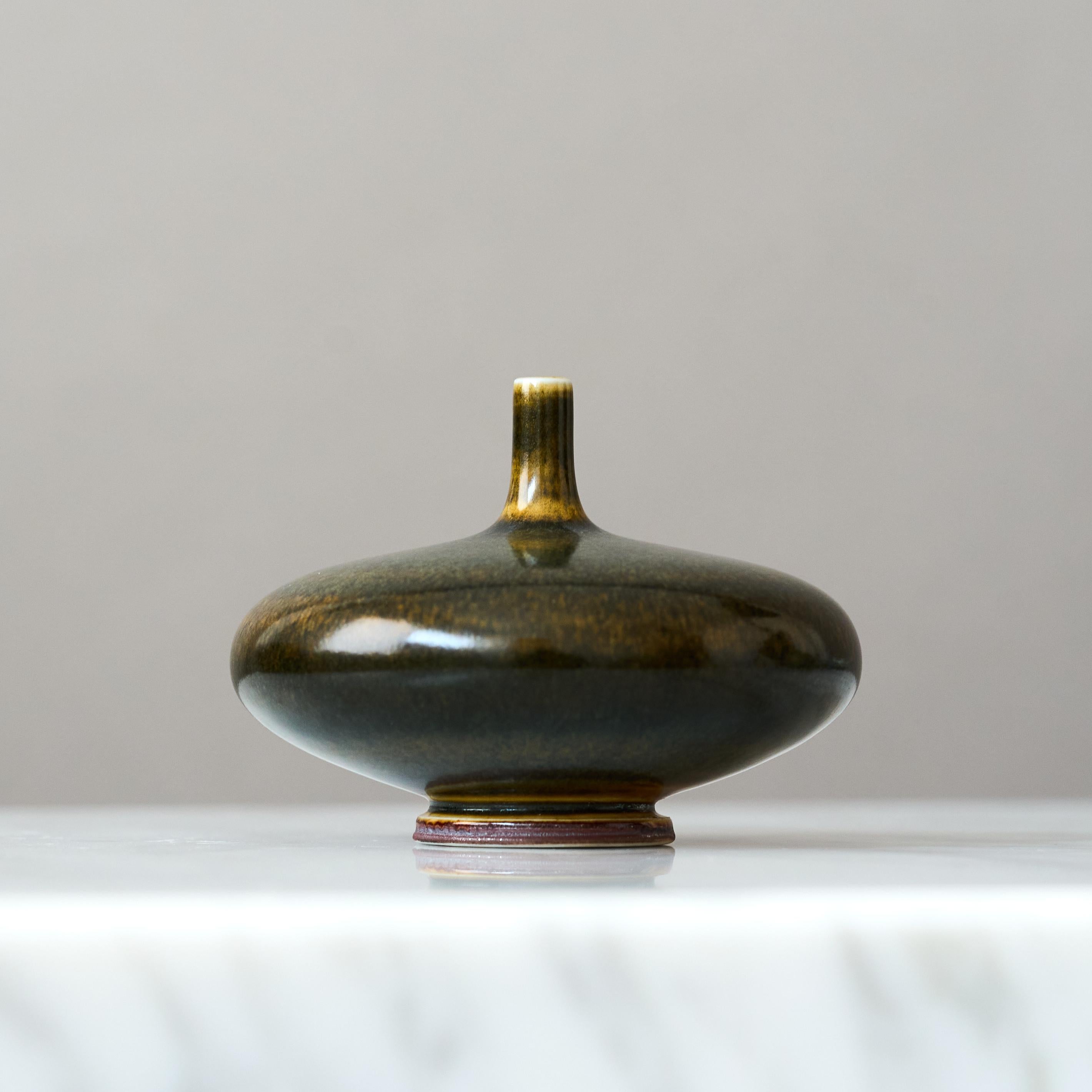 Un bellissimo vaso in gres in miniatura con un'incredibile smaltatura lucida.
Realizzato dal maestro lanciatore Berndt Friberg, nello studio dell'artista a Gustavsberg, Svezia, negli anni '60.

Ottime condizioni. 
Firma incisa 