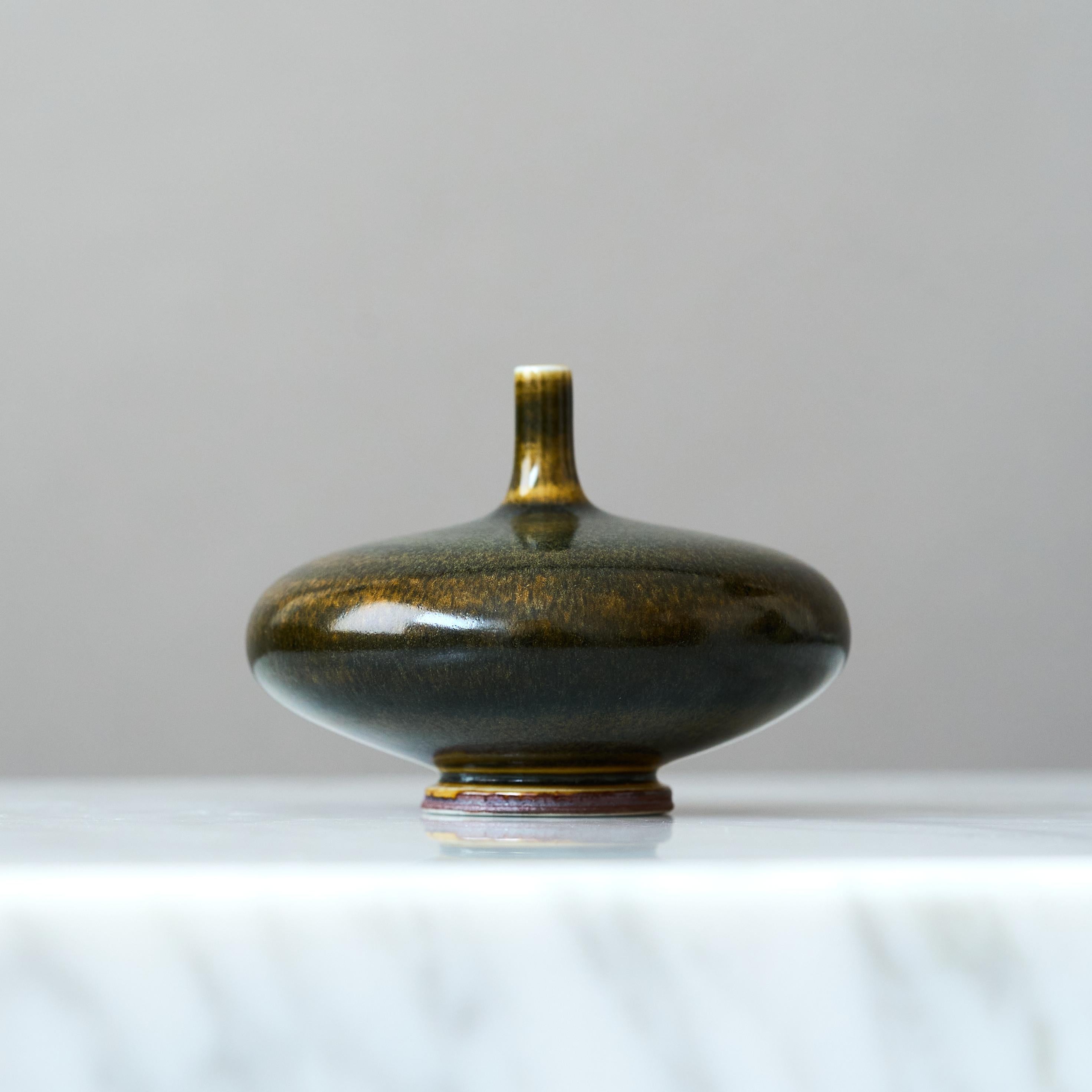 Ceramica Vaso in miniatura in gres di Berndt Friberg. Gustavsberg Svezia 1960 in vendita