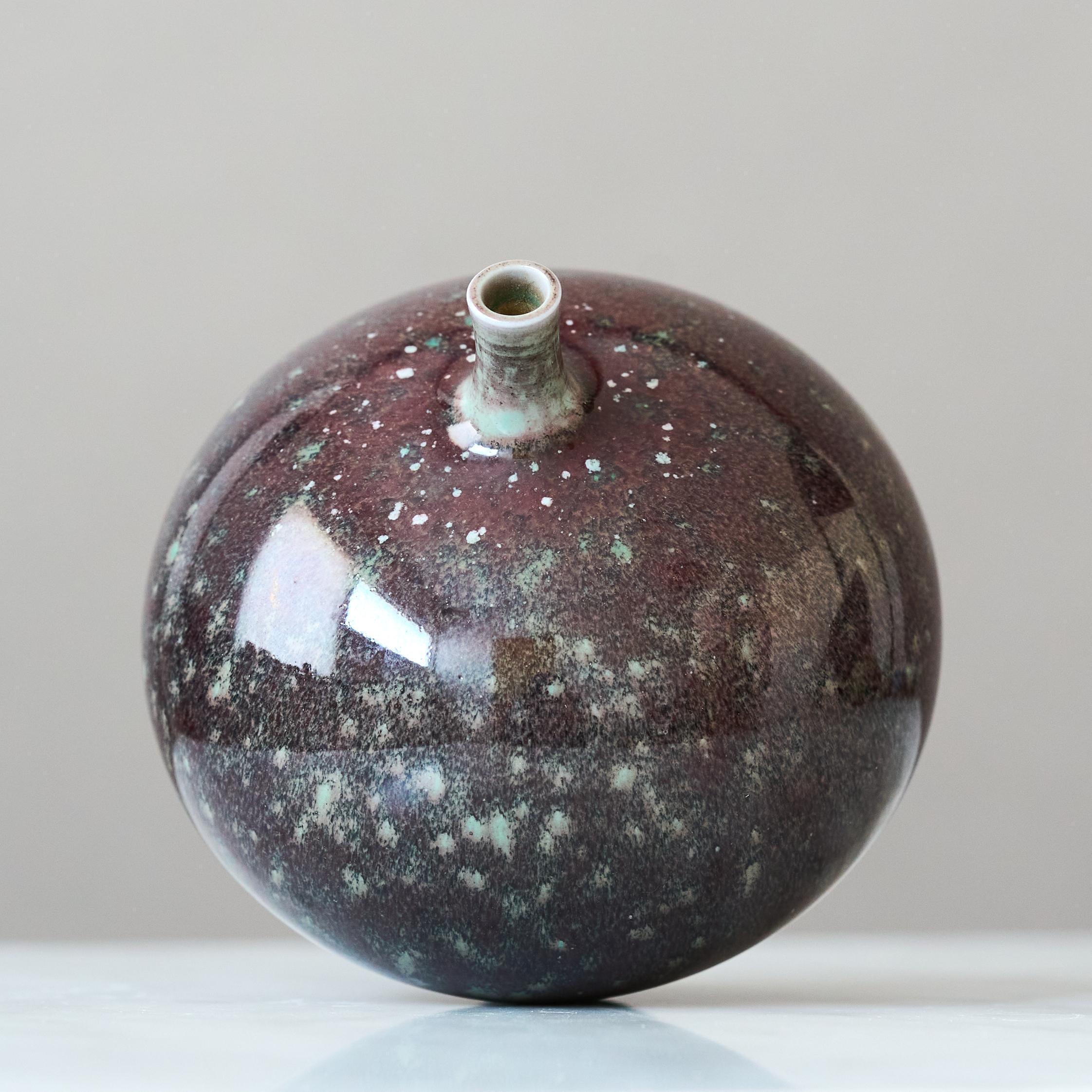 Scandinave moderne Vase miniature en grès de Berndt Friberg. Gustavsberg Suède années 1960. en vente