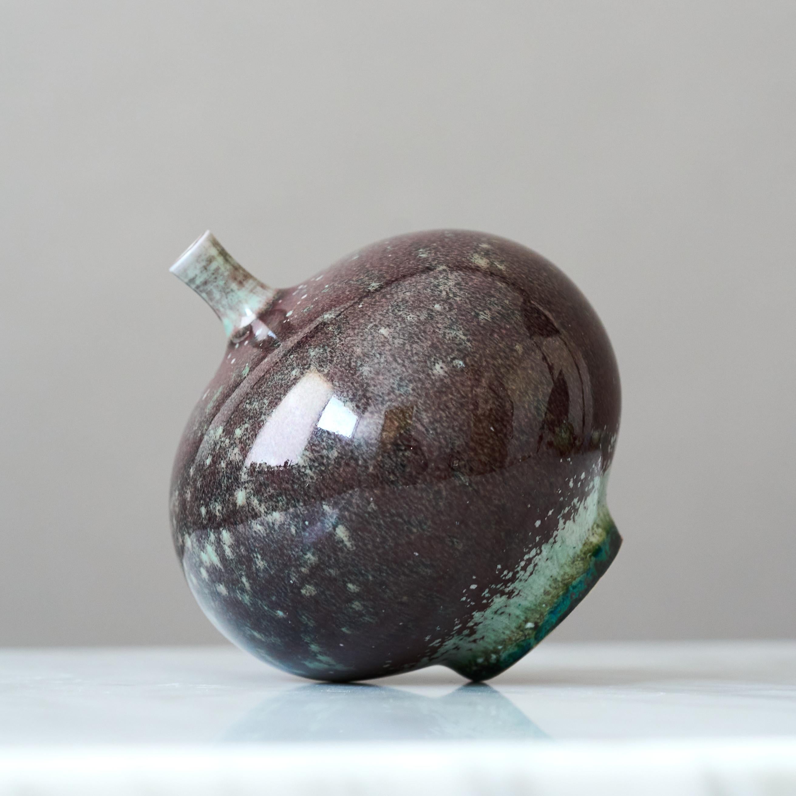 Vernissé Vase miniature en grès de Berndt Friberg. Gustavsberg Suède années 1960. en vente