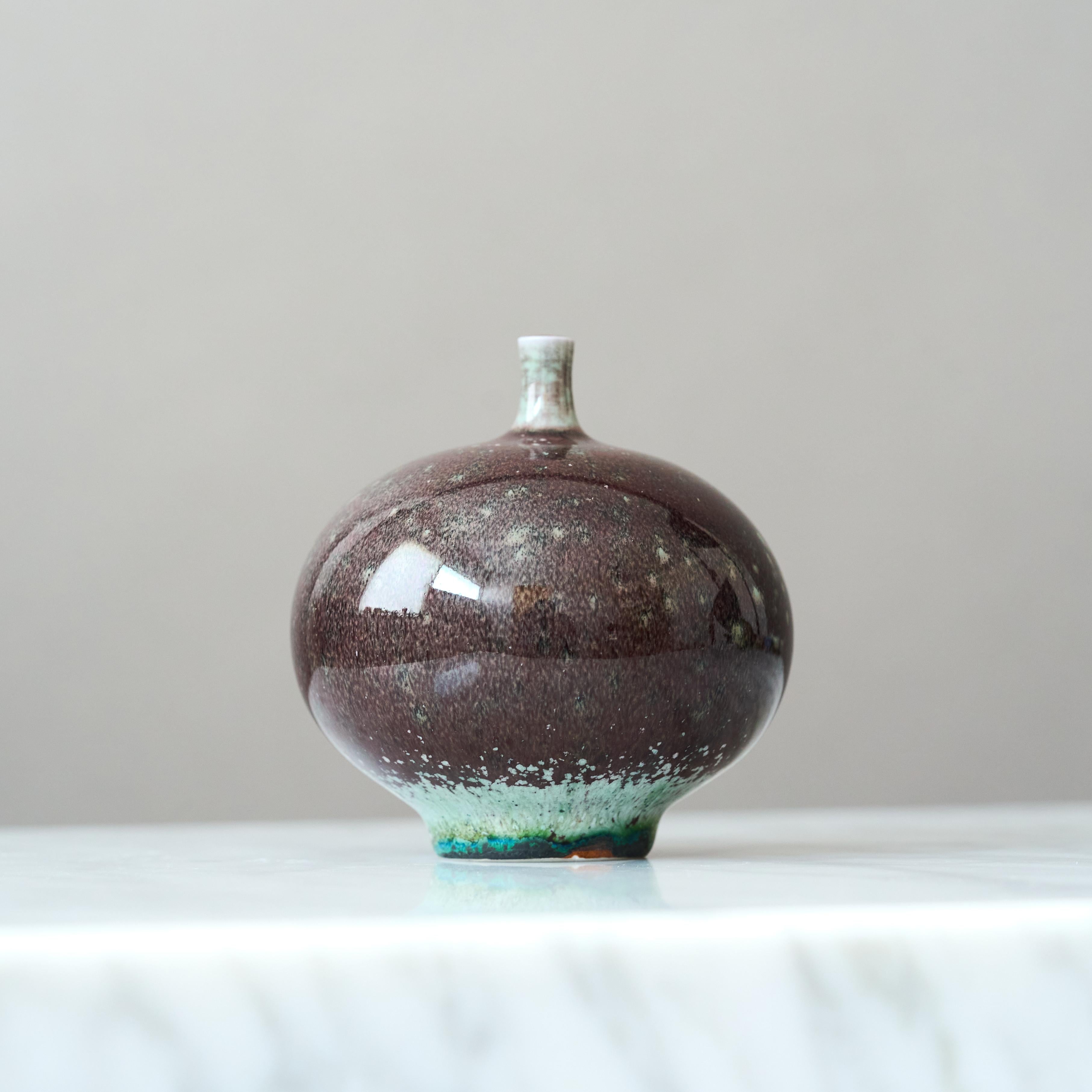 Un magnifique vase miniature en grès avec une glaçure brillante 