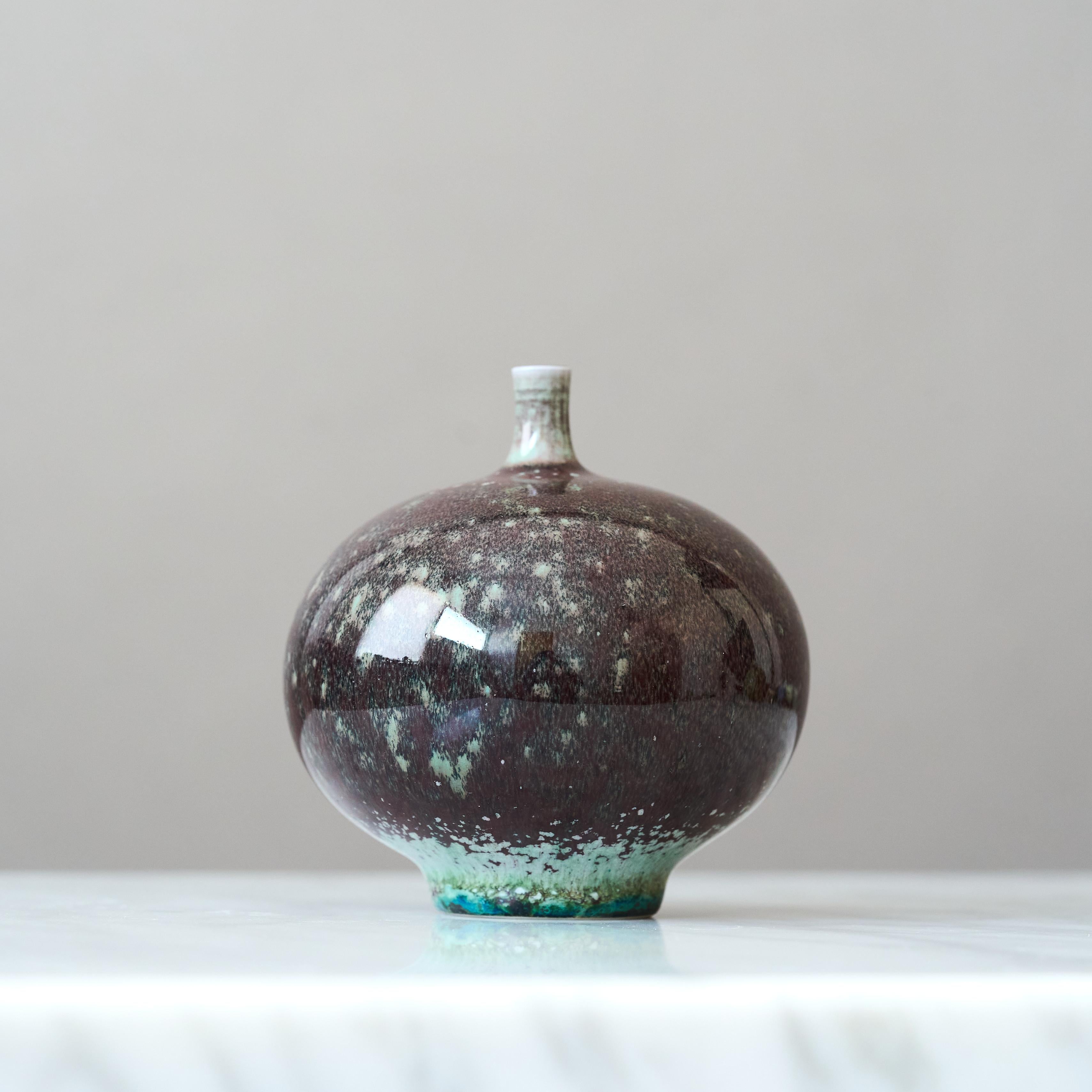 Céramique Vase miniature en grès de Berndt Friberg. Gustavsberg Suède années 1960. en vente