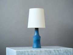 Carl-Harry Stålhane, lampe de table en grès bleu pour Rörstrand, Suède, années 1950