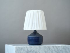 Lampe de table en grès bleu de style « mid-century » signée Klase Höganäs, Suède, années 1960.
