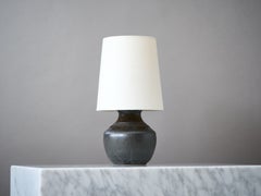 Lampe de table en grès noir de style « mid-century » signée Klase Höganäs, Suède, années 1960.
