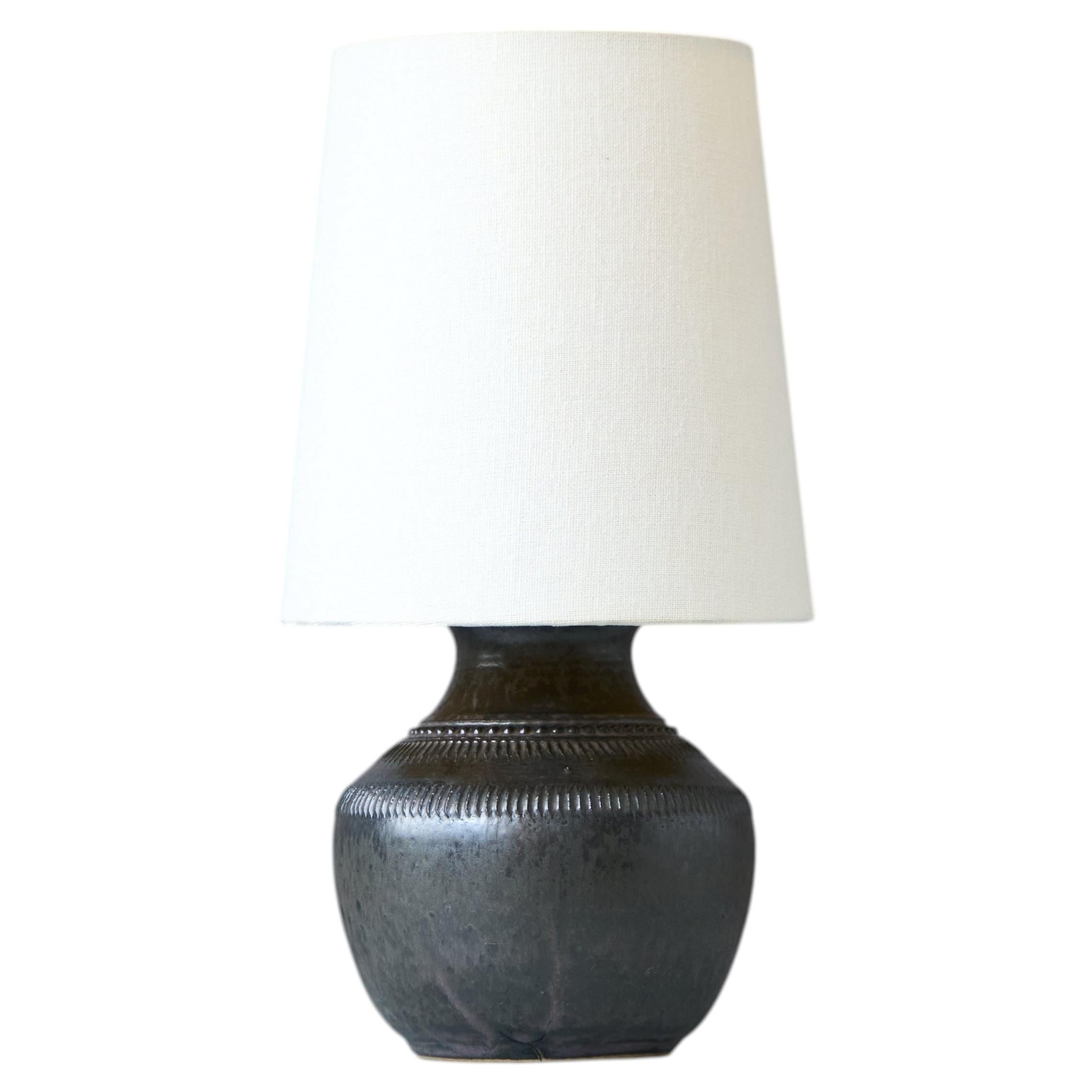 Schwarze Tischlampe aus Steingut im Mid-Century-Stil von Klase Höganäs, Schweden, 1960er Jahre.