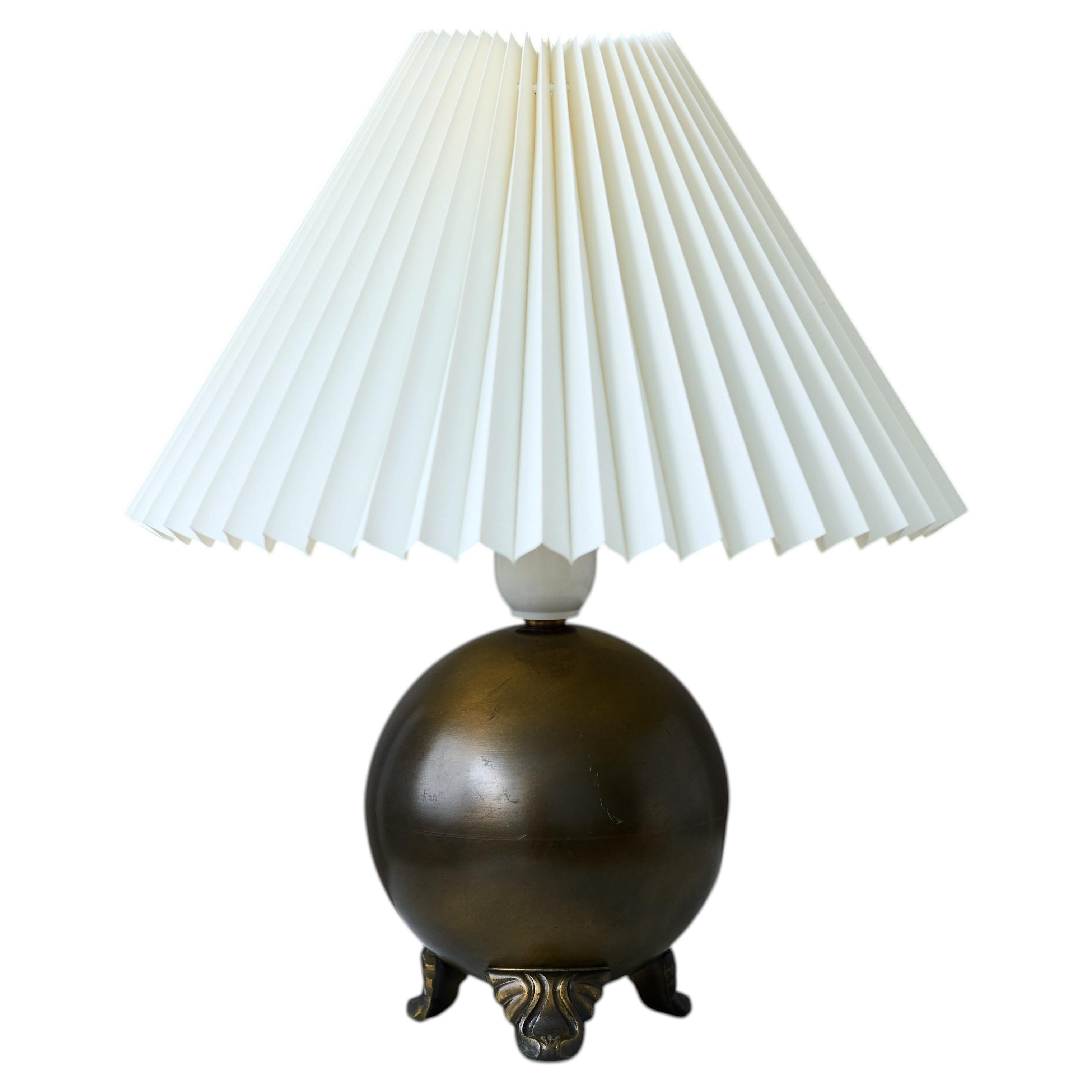 Lámpara de mesa sueca de estilo Art Déco con forma de globo terráqueo y acabado en bronce, Suecia, década de 1930.